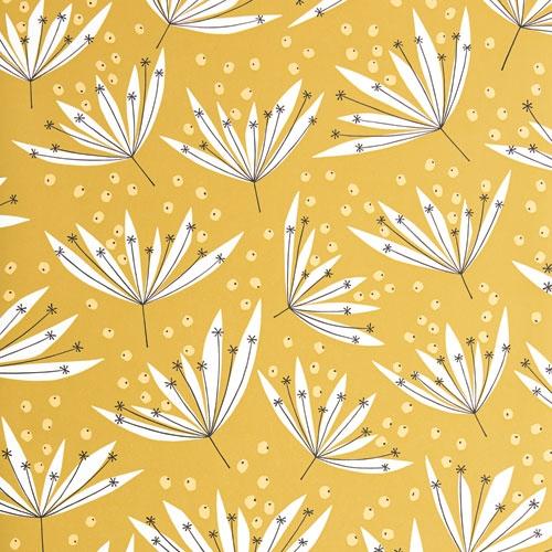 Wildflower Acacia tapet från Midbec med retro mönster i gul. Från kollektionen Pioneer. Nonwoven-material med förskjuten passning.