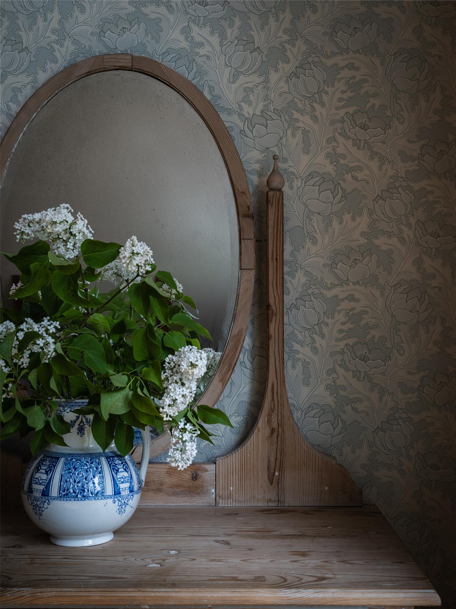 Sigrid Blå tapet med botaniskt mönster i blå. Från kollektionen Gammalsvenska klassiker 1850–1950. Nonwoven-material med rak passning.