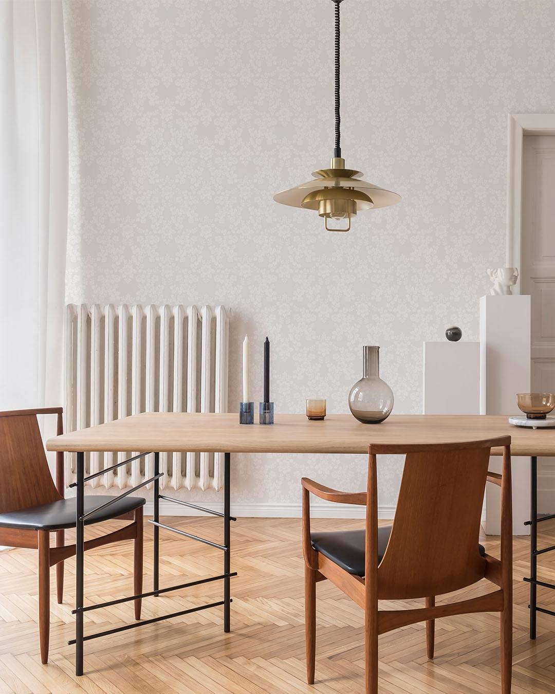 Rosita vit, tapet tapet med blommigt mönster i vit. Från kollektionen Sommaräng. Nonwoven-material med rak passning.