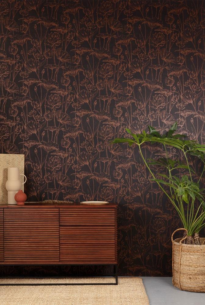 Lotus copper tapet med botaniskt mönster i svart. Från kollektionen lotus. Nonwoven-material med förskjuten passning. Lyx-stil.