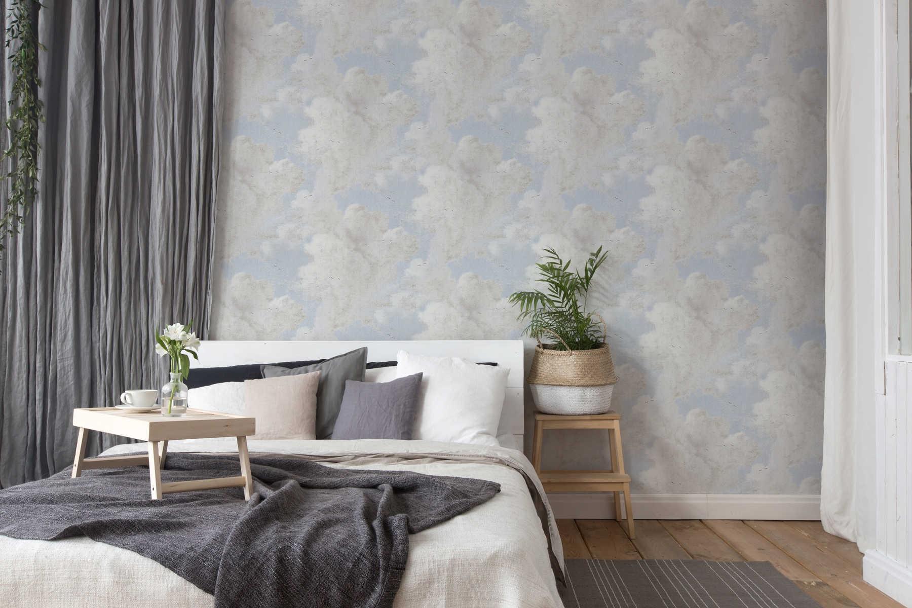 Cloud Imitation, strukturtapet i blå tapet med djur mönster i blå. Från kollektionen history of art. Nonwoven-material med förskjuten passning. Passar i vardagsrum och matsal.