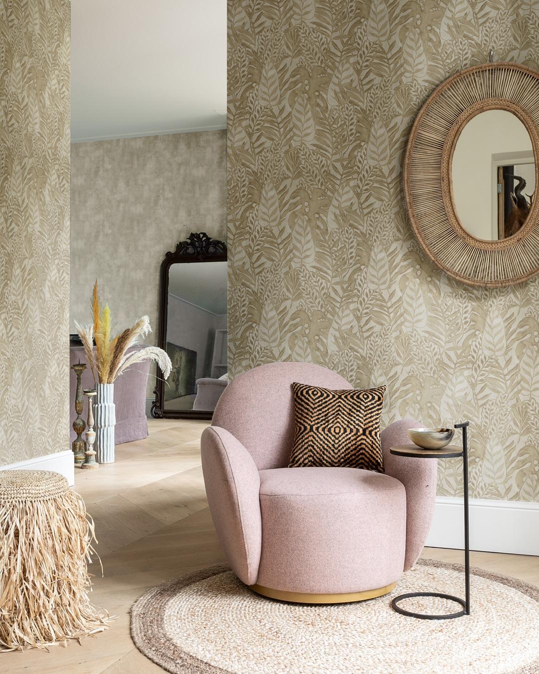 Tropical Allover tapet med botaniskt mönster i beige. Från kollektionen Tahiti. Nonwoven-material med förskjuten passning. Passar i vardagsrum, matsal och hall.