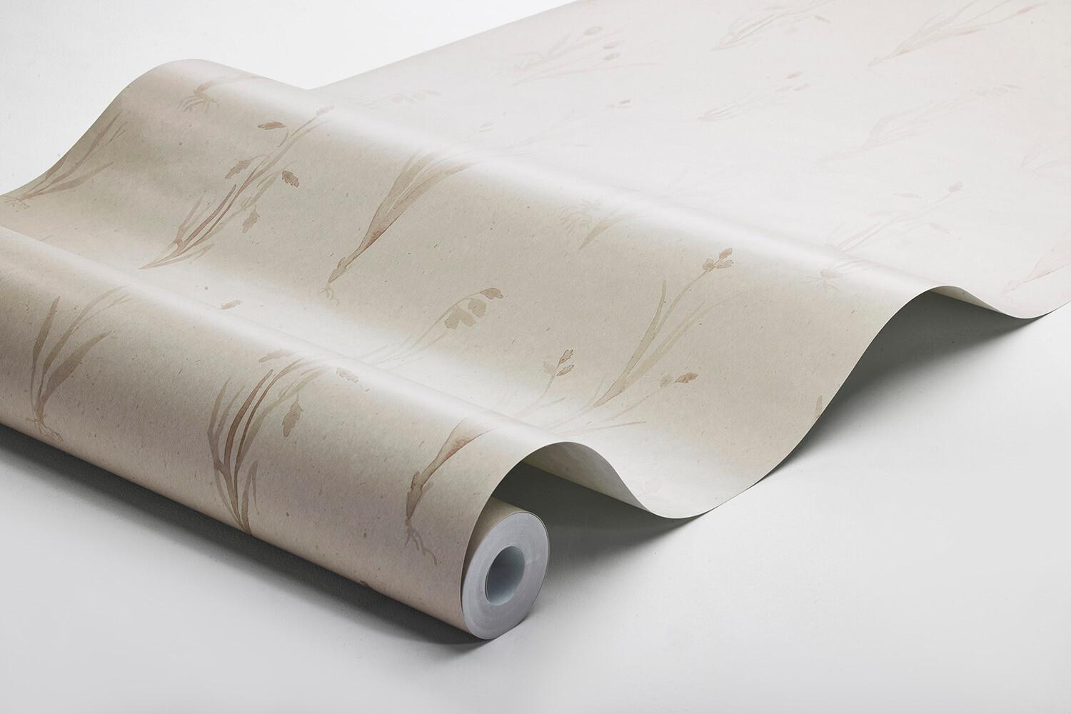 Moorland tapet med botaniskt mönster i beige. Från kollektionen Woodland. Nonwoven-material med rak passning.