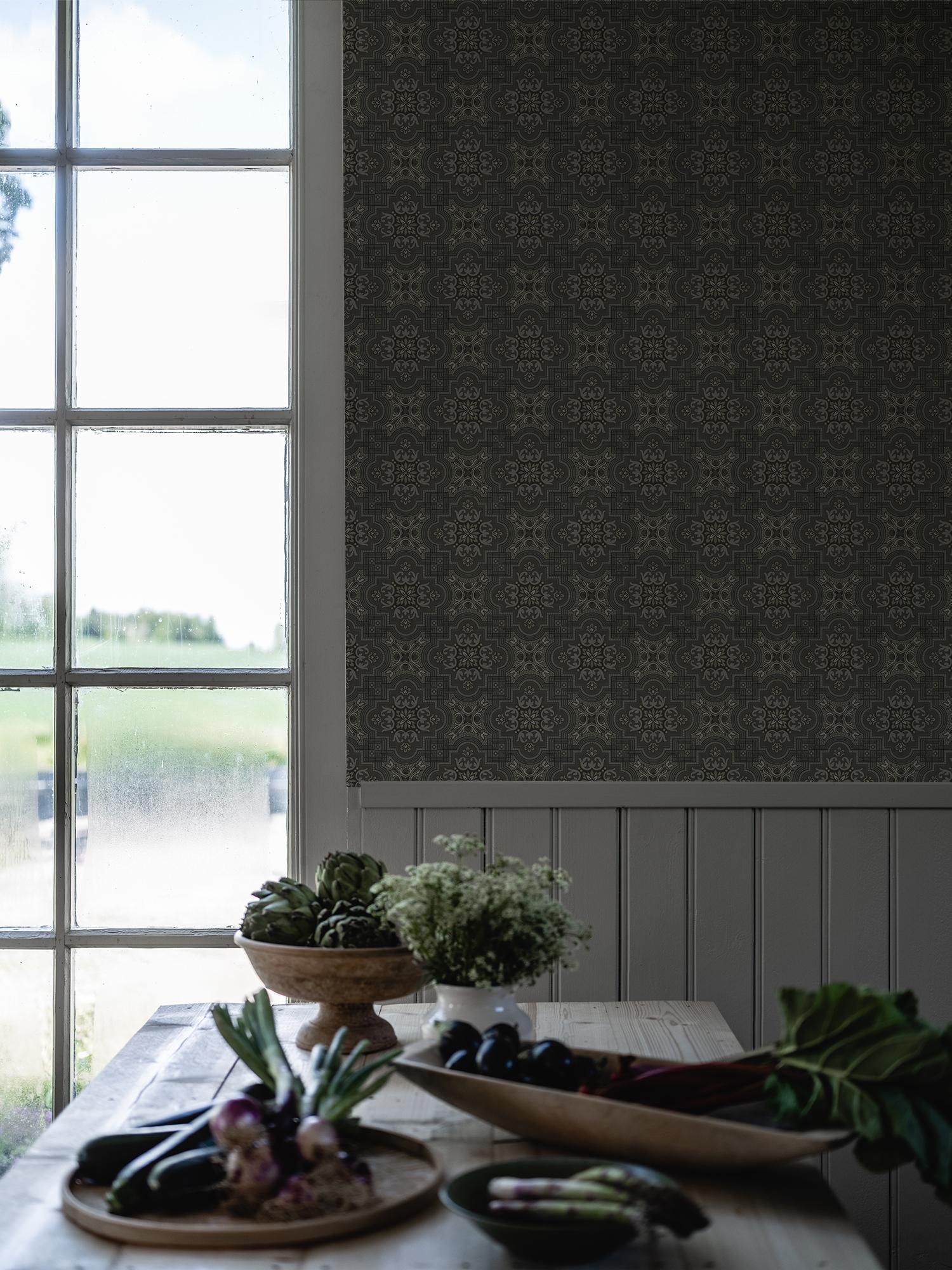 Alnön Mörkgrå tapet med geometriskt mönster i grå. Från kollektionen Gammalsvenska klassiker 1850–1950. Nonwoven-material med rak passning. Passar i vardagsrum och matsal.