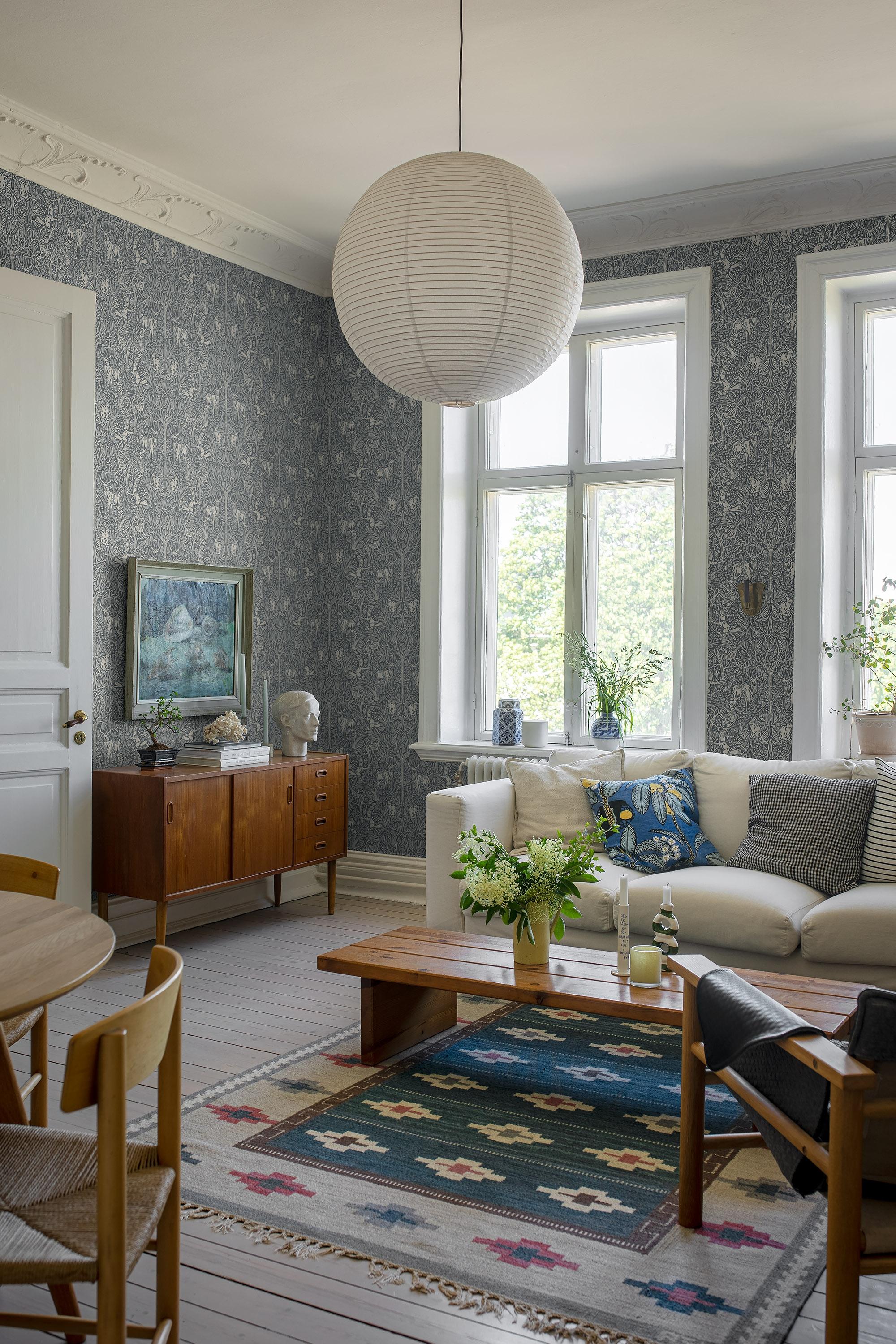 Under the Elder Tree tapet med djur, botaniskt mönster i blå. Från kollektionen New Heritage. Nonwoven-material med förskjuten passning. Vintage-stil.