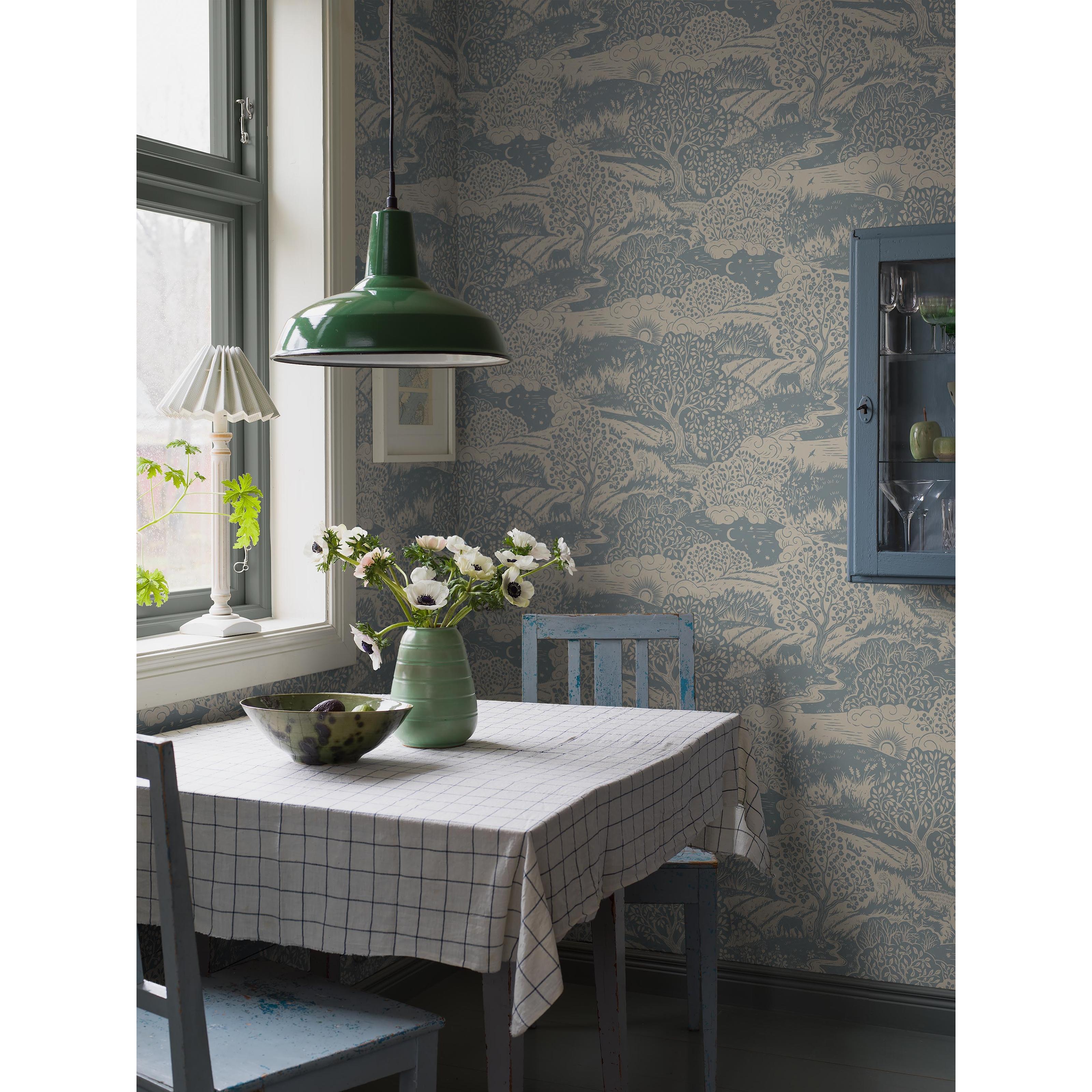 Solängen blå, tapet tapet med djur, naturochlandskap mönster i blå. Från kollektionen Nordic Folk. Nonwoven-material med förskjuten passning. Passar i tonårsrum och sovrum.