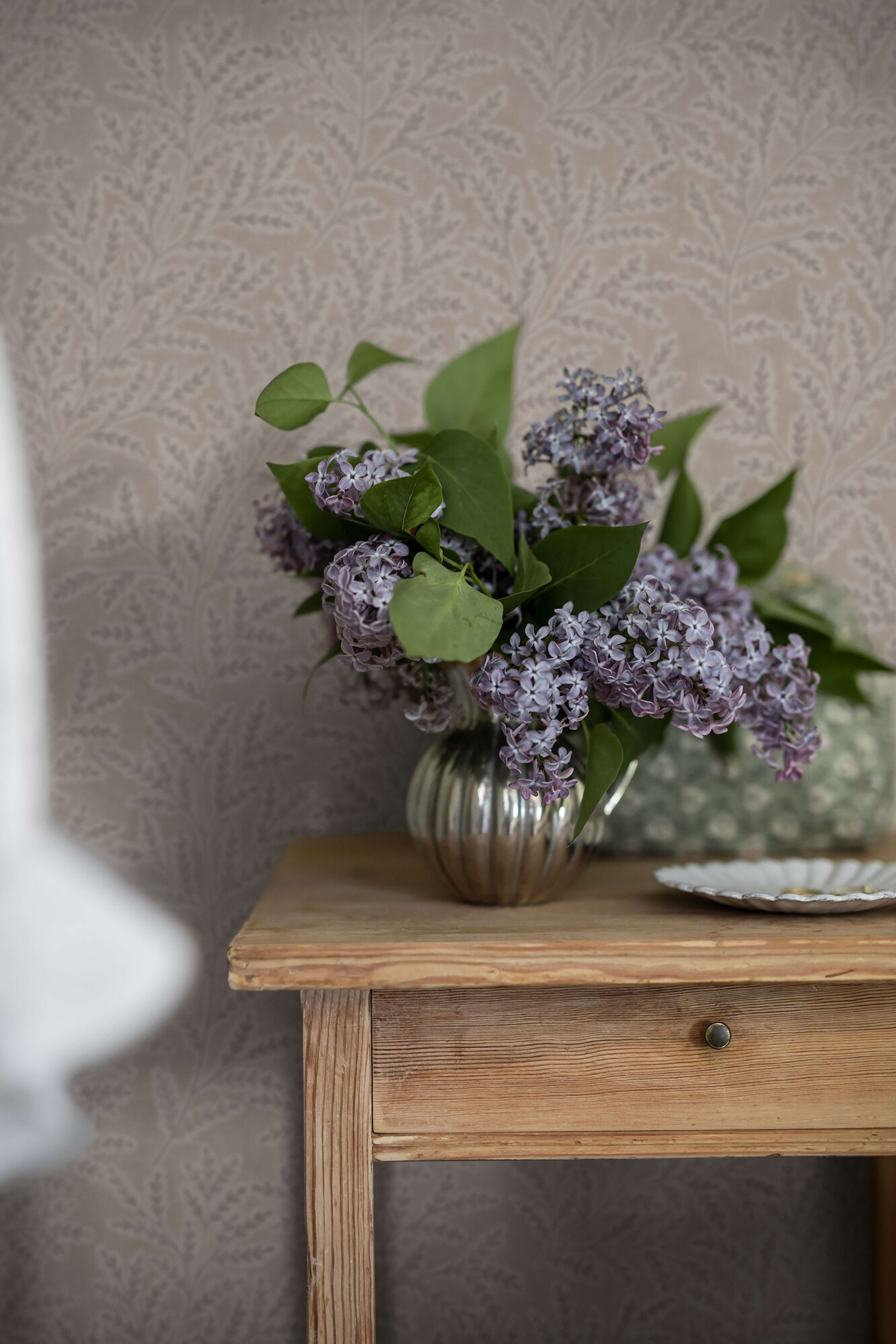Molly´s Meadow dämpade beige toner tapet med botaniskt mönster i beige. Från kollektionen Cottage Garden. Nonwoven-material med förskjuten passning. Passar i vardagsrum, matsal och hall.​​​​‌﻿‍﻿​‍​‍‌‍﻿﻿‌﻿​‍‌‍‍‌‌‍‌﻿‌‍‍‌‌‍﻿‍​‍​‍​﻿‍‍​‍​‍‌﻿​﻿‌‍​‌‌‍﻿‍‌‍‍‌‌﻿‌​‌﻿‍‌​‍﻿‍‌‍‍‌‌‍﻿﻿​‍​‍​‍﻿​​‍​‍‌‍‍​‌﻿​‍‌‍‌‌‌‍‌‍​‍​‍​﻿‍‍​‍​‍‌‍‍​‌﻿‌​‌﻿‌​‌﻿​​‌﻿​﻿​﻿‍‍​‍﻿﻿​‍﻿﻿‌﻿‌﻿‌﻿‌﻿‌﻿‌﻿​‍﻿‍‌‍​﻿‌‍﻿﻿‌‍﻿​‌‍﻿﻿‌﻿​‍‌‍​‌‌‍﻿‌‌‍​‌​‍﻿‍‌﻿​﻿‌‍‌‌​‍﻿﻿‌﻿​﻿‌﻿‌​‌﻿‌‌‌‍‌​‌‍‍‌‌‍﻿﻿​‍﻿﻿‌‍‍‌‌‍﻿‍‌﻿‌​‌‍‌‌‌‍﻿‍‌﻿‌​​‍﻿﻿‌‍‌‌‌‍‌​‌‍‍‌‌﻿‌​​‍﻿﻿‌‍﻿‌‌‍﻿﻿‌‍‌​‌‍‌‌​﻿﻿‌‌﻿​​‌﻿​‍‌‍‌‌‌﻿​﻿‌‍‌‌‌‍﻿‍‌﻿‌​‌‍​‌‌﻿‌​‌‍‍‌‌‍﻿﻿‌‍﻿‍​﻿‍﻿‌‍‍‌‌‍‌​​﻿﻿‌‌‍‍‌‌‍﻿‌‌‍​‌‌‍‌﻿‌‍‌‌​‍﻿‌​﻿‌‍‌‍‌‍‌‍​‍​﻿​‌​﻿​‍​﻿​​‌‍‌​‌‍‌‌​﻿‌﻿​﻿‍‌​﻿‌‌​﻿‌﻿​﻿‍‌​﻿‌​​﻿​​​﻿‌‌‌‍‌​‌‍‌‌‌‍‌‍​﻿​﻿​﻿‌​​﻿‌‌‌‍‌‍‌‍‌​‌‍‌‌​﻿‌​‌‍‌‌​﻿​﻿​﻿​‌​﻿‌‍‌‍​‍​﻿‌‍​﻿‌‌​﻿‌﻿​﻿‌‌​﻿​​‌‍​‍​﻿‌﻿​﻿‌‍​﻿​​​‍﻿‌​﻿​‌​﻿​﻿​﻿​﻿​﻿​﻿‌﻿‍​​﻿​‍​﻿​​​﻿​​​﻿​​​‍﻿‌‌‍‍‍‌﻿​​‌‍‌﻿​﻿‍﻿‌﻿‌​‌﻿‍‌‌﻿​​‌‍‌‌​﻿﻿‌‌﻿​﻿‌‍​‌‌‍﻿‍‌‍‍‌‌﻿‌​‌﻿‍‌​‍﻿‍‌‍‍‌‌‍﻿‌‌‍​‌‌‍‌﻿‌‍‌‌‌​​‌‌﻿​﻿‌﻿​﻿‌‍‌‌‌﻿‌​​﻿‍﻿‌﻿​​‌‍​‌‌﻿‌​‌‍‍​​﻿﻿‌‌‍​‌‌‍﻿​‌﻿‌​‌‌‌​‌‍‌‌‌﻿‍​‌﻿‌​​﻿﻿﻿‌‍​‍‌‍​‌‌﻿​﻿‌‍‌‌‌‌‌‌‌﻿​‍‌‍﻿​​﻿﻿‌‌‍‍​‌﻿‌​‌﻿‌​‌﻿​​‌﻿​﻿​‍‌‌​﻿​﻿‌​​‌​‍‌‌​﻿​‍‌​‌‍​‍‌‌​﻿​‍‌​‌‍‌﻿‌﻿‌﻿‌﻿‌﻿‌﻿​‍﻿‍‌‍​﻿‌‍﻿﻿‌‍﻿​‌‍﻿﻿‌﻿​‍‌‍​‌‌‍﻿‌‌‍​‌​‍﻿‍‌﻿​﻿‌‍‌‌​‍‌‌​﻿​‍‌​‌‍‌﻿​﻿‌﻿‌​‌﻿‌‌‌‍‌​‌‍‍‌‌‍﻿﻿​‍‌‍‌‍‍‌‌‍‌​​﻿﻿‌‌‍‍‌‌‍﻿‌‌‍​‌‌‍‌﻿‌‍‌‌​‍﻿‌​﻿‌‍‌‍‌‍‌‍​‍​﻿​‌​﻿​‍​﻿​​‌‍‌​‌‍‌‌​﻿‌﻿​﻿‍‌​﻿‌‌​﻿‌﻿​﻿‍‌​﻿‌​​﻿​​​﻿‌‌‌‍‌​‌‍‌‌‌‍‌‍​﻿​﻿​﻿‌​​﻿‌‌‌‍‌‍‌‍‌​‌‍‌‌​﻿‌​‌‍‌‌​﻿​﻿​﻿​‌​﻿‌‍‌‍​‍​﻿‌‍​﻿‌‌​﻿‌﻿​﻿‌‌​﻿​​‌‍​‍​﻿‌﻿​﻿‌‍​﻿​​​‍﻿‌​﻿​‌​﻿​﻿​﻿​﻿​﻿​﻿‌﻿‍​​﻿​‍​﻿​​​﻿​​​﻿​​​‍﻿‌‌‍‍‍‌﻿​​‌‍‌﻿​‍‌‍‌﻿‌​‌﻿‍‌‌﻿​​‌‍‌‌​﻿﻿‌‌﻿​﻿‌‍​‌‌‍﻿‍‌‍‍‌‌﻿‌​‌﻿‍‌​‍﻿‍‌‍‍‌‌‍﻿‌‌‍​‌‌‍‌﻿‌‍‌‌‌​​‌‌﻿​﻿‌﻿​﻿‌‍‌‌‌﻿‌​​‍‌‍‌﻿​​‌‍​‌‌﻿‌​‌‍‍​​﻿﻿‌‌‍​‌‌‍﻿​‌﻿‌​‌‌‌​‌‍‌‌‌﻿‍​‌﻿‌​​‍‌‍‌﻿​​‌‍‌‌‌﻿​‍‌﻿​﻿‌﻿​​‌‍‌‌‌‍​﻿‌﻿‌​‌‍‍‌‌﻿‌‍‌‍‌‌​﻿﻿‌‌﻿​​‌﻿‌‌‌‍​‍‌‍﻿​‌‍‍‌‌﻿​﻿‌‍‍​‌‍‌‌‌‍‌​​‍​‍‌﻿﻿‌