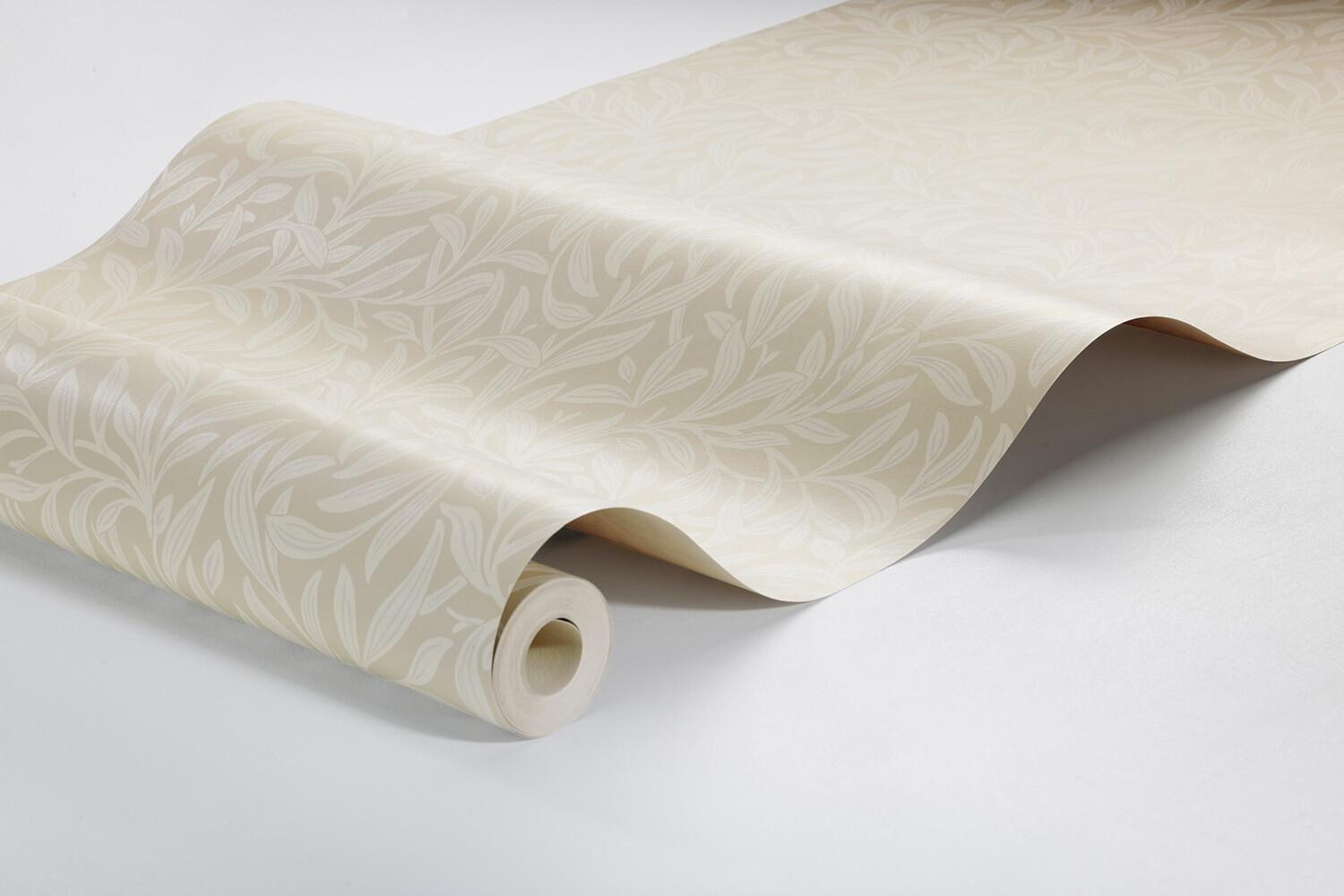 Vintergröna tapet med botaniskt mönster i beige. Från kollektionen New Heritage. Nonwoven-material med rak passning.