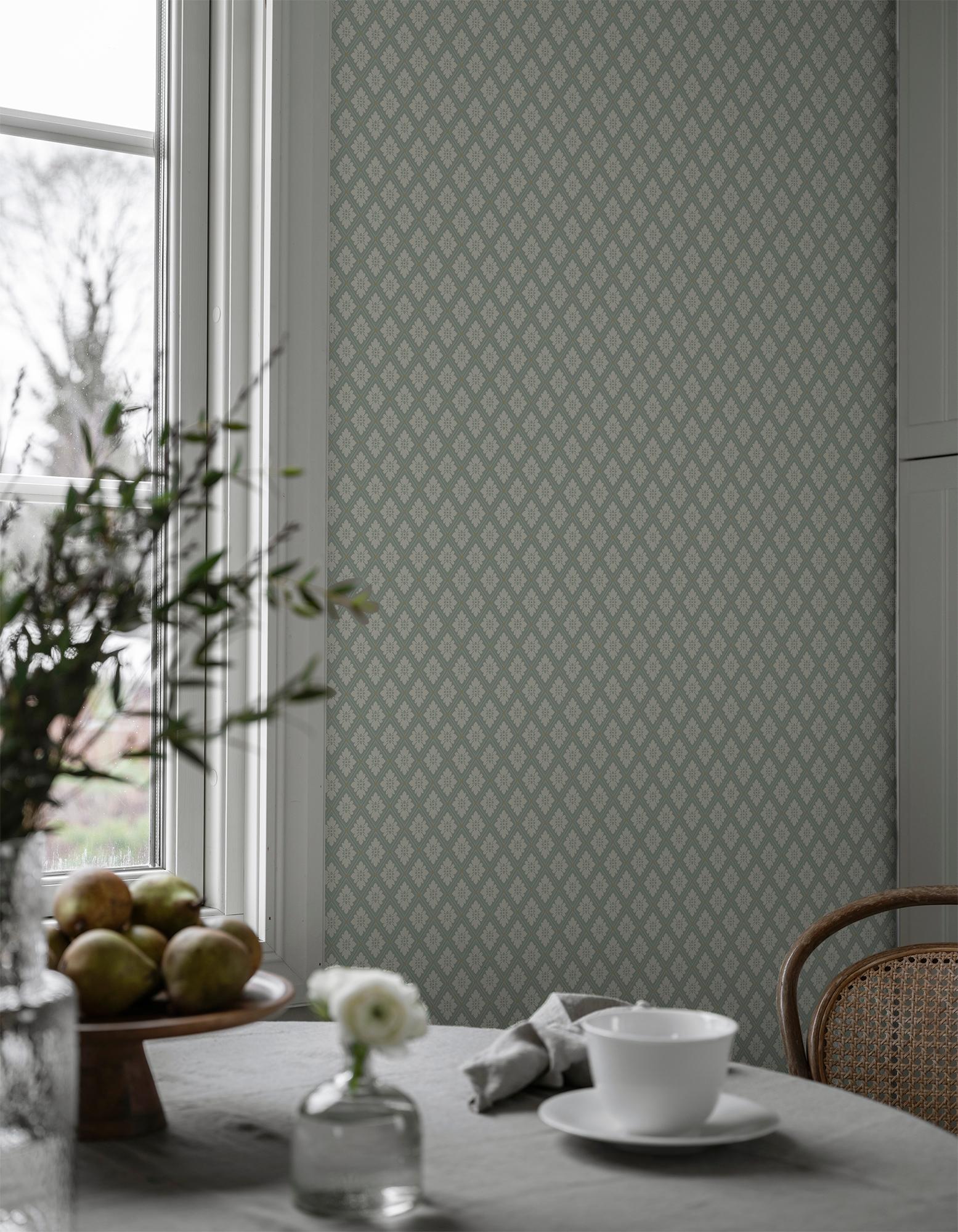 Selma Dimgrön tapet med rutigt mönster i grön. Från kollektionen Flora. Nonwoven-material med rak passning.