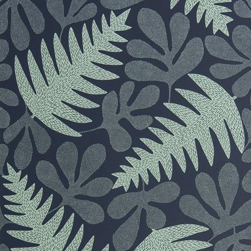 Deep Sea Atlantis tapet från Midbec med botaniskt mönster i grön. Från kollektionen Pioneer. Nonwoven-material med förskjuten passning.