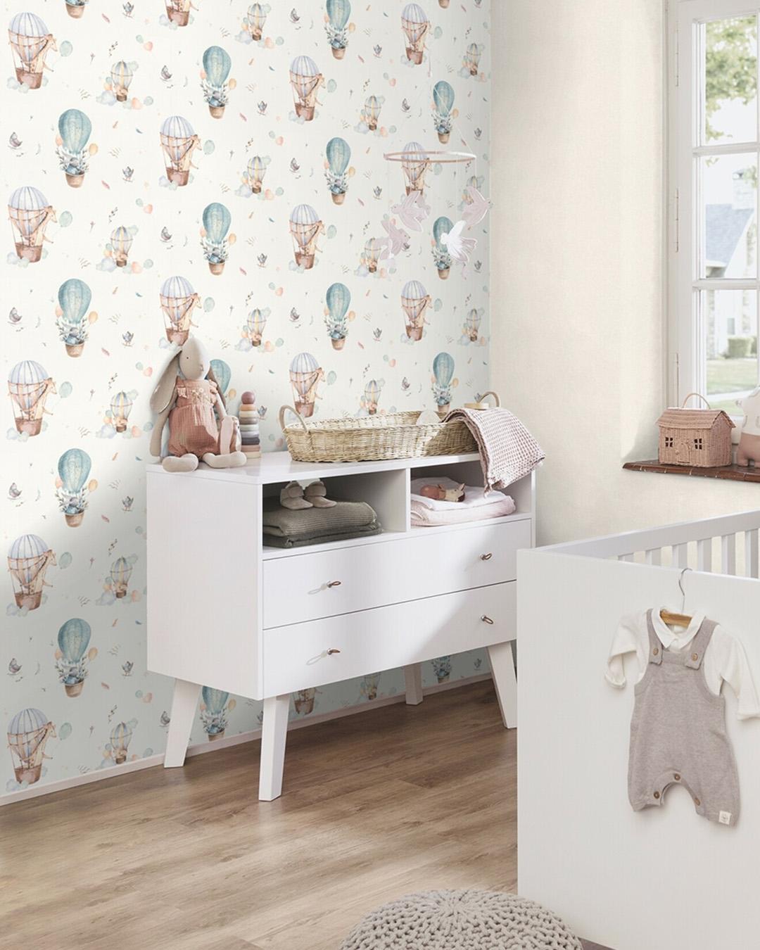 Kids World tapet med djur, lekfullt mönster i vit. Från kollektionen Kids World. Nonwoven-material med förskjuten passning. Passar i barnrum.