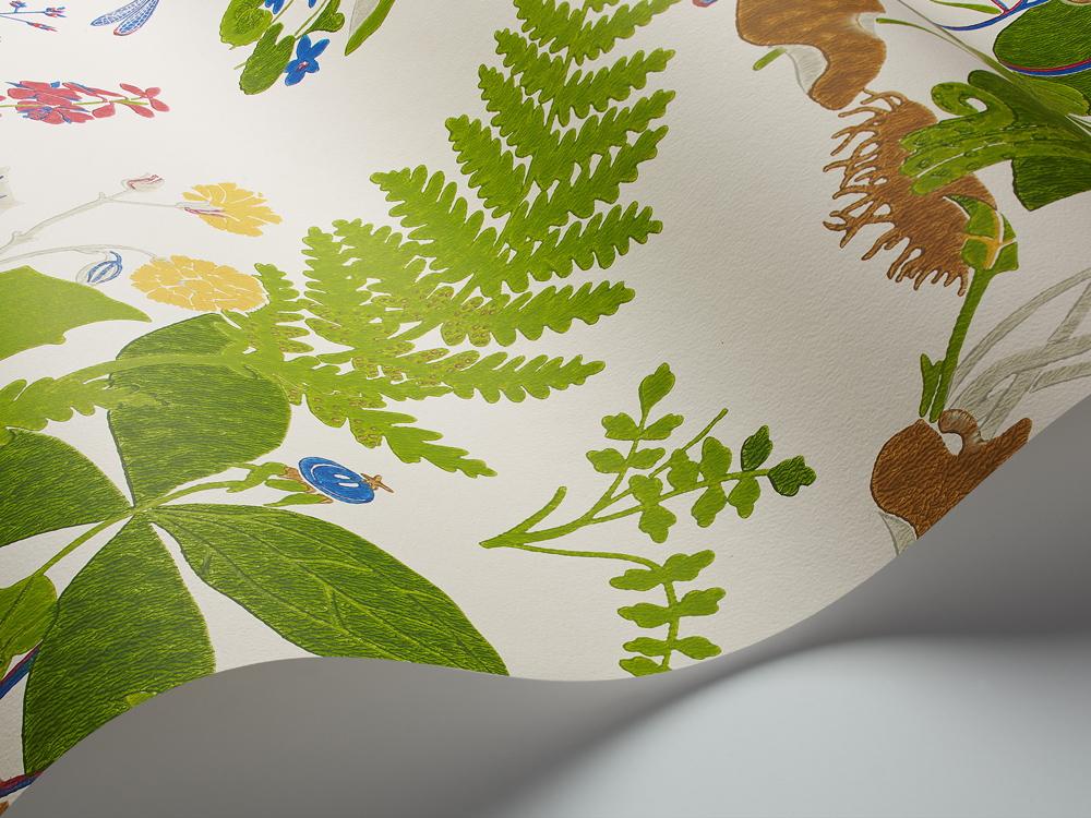 Trollslända tapet från Boråstapeter med botaniskt, retro mönster i vit och grön. Från kollektionen Scandinavian Designers II. Nonwoven-material med rak passning. Country-stil.