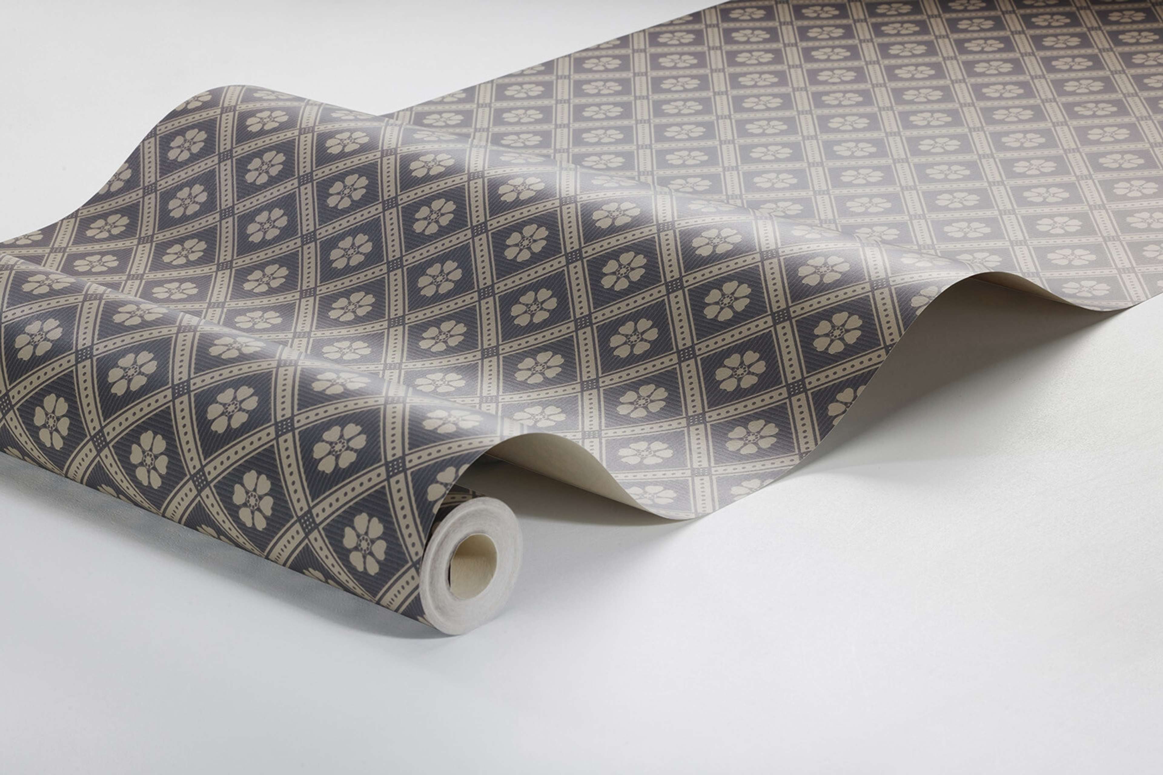 Love tapet med trellis mönster i svart och beige. Från kollektionen New Heritage. Nonwoven-material med rak passning. Passar i matsal, kök och hall.