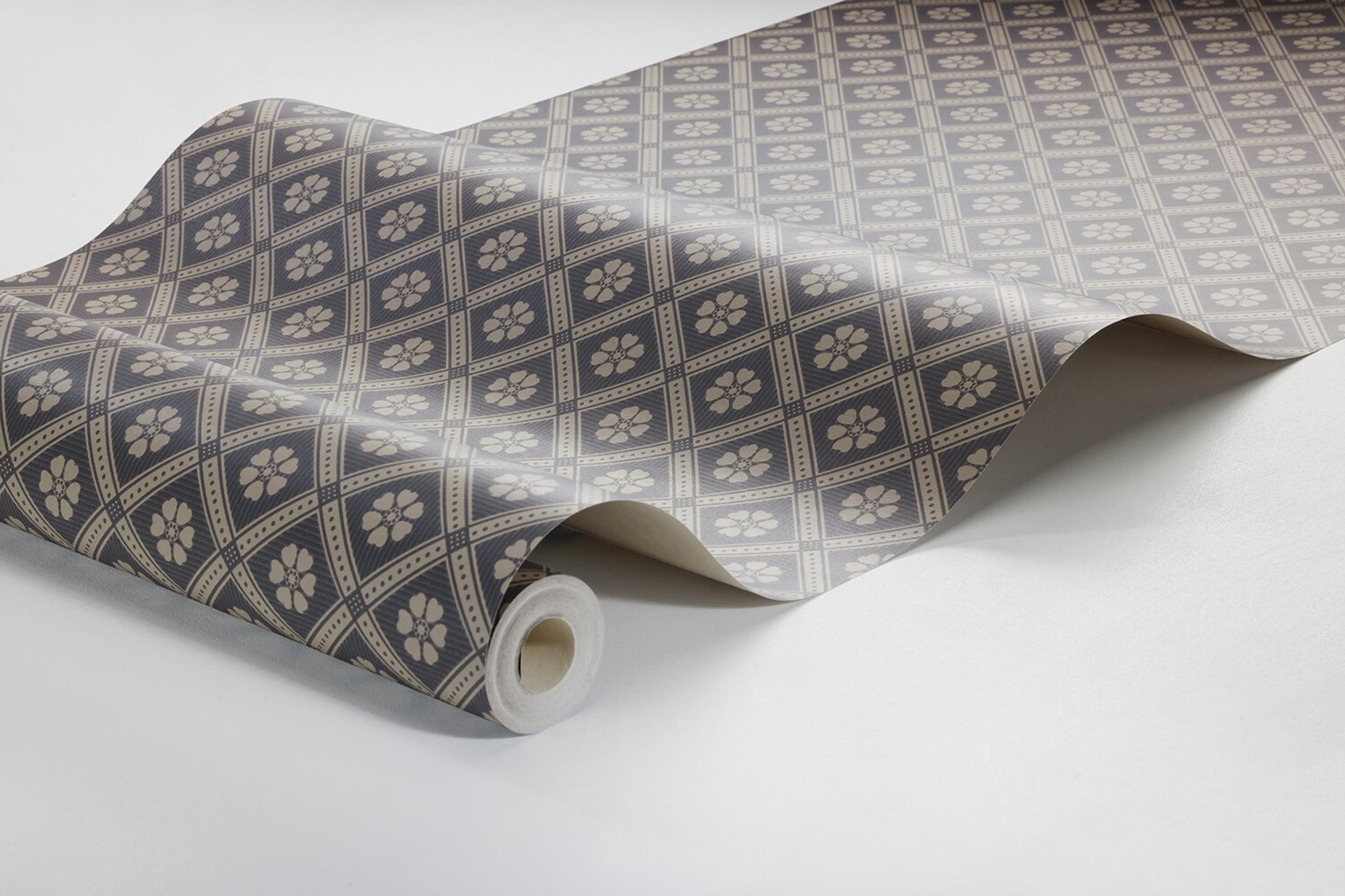 Love tapet med trellis mönster i svart och beige. Från kollektionen New Heritage. Nonwoven-material med rak passning. Passar i matsal, kök och hall.