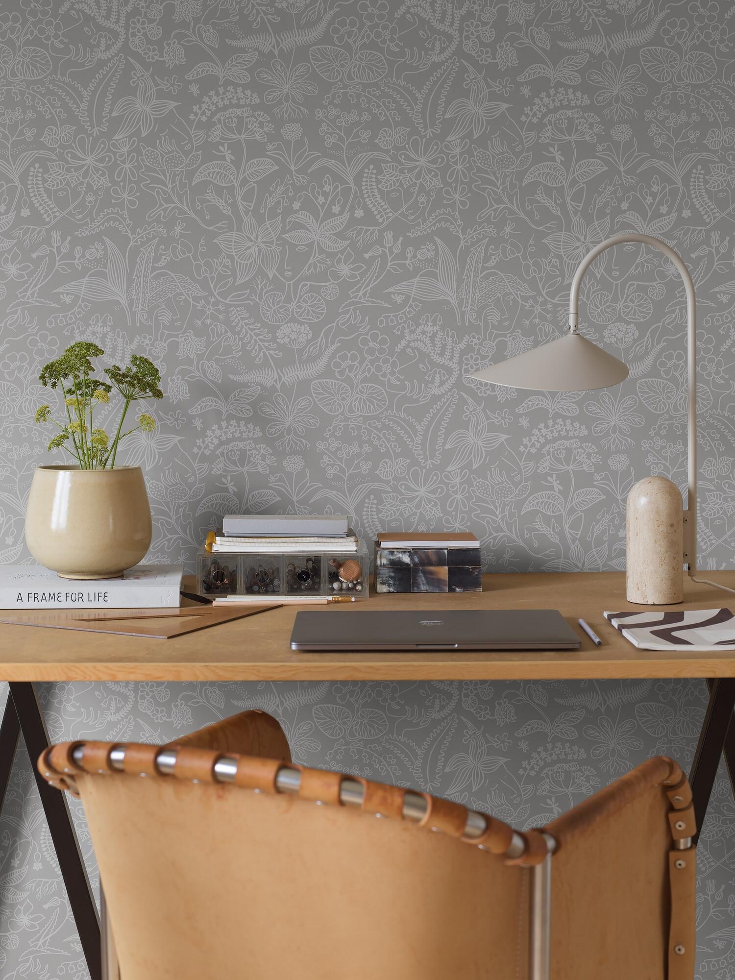Stig Lindberg Grazia tapet med botaniskt, retro mönster i grå. Från kollektionen Scandinavian Designers III. Nonwoven-material med rak passning. Lek-stil.