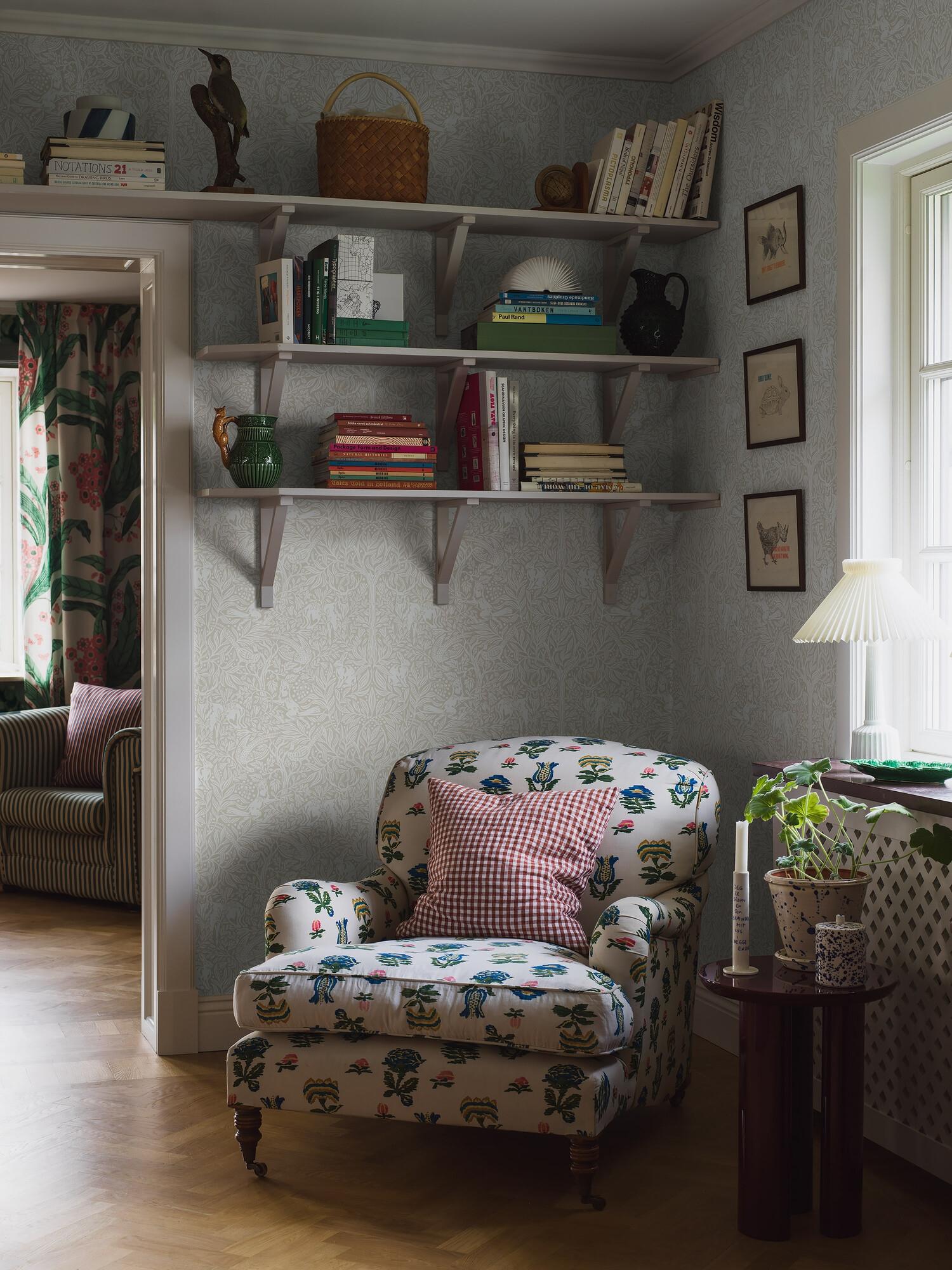 Under the Elder Tree tapet med djur, botaniskt mönster i beige. Från kollektionen New Heritage. Nonwoven-material med förskjuten passning.