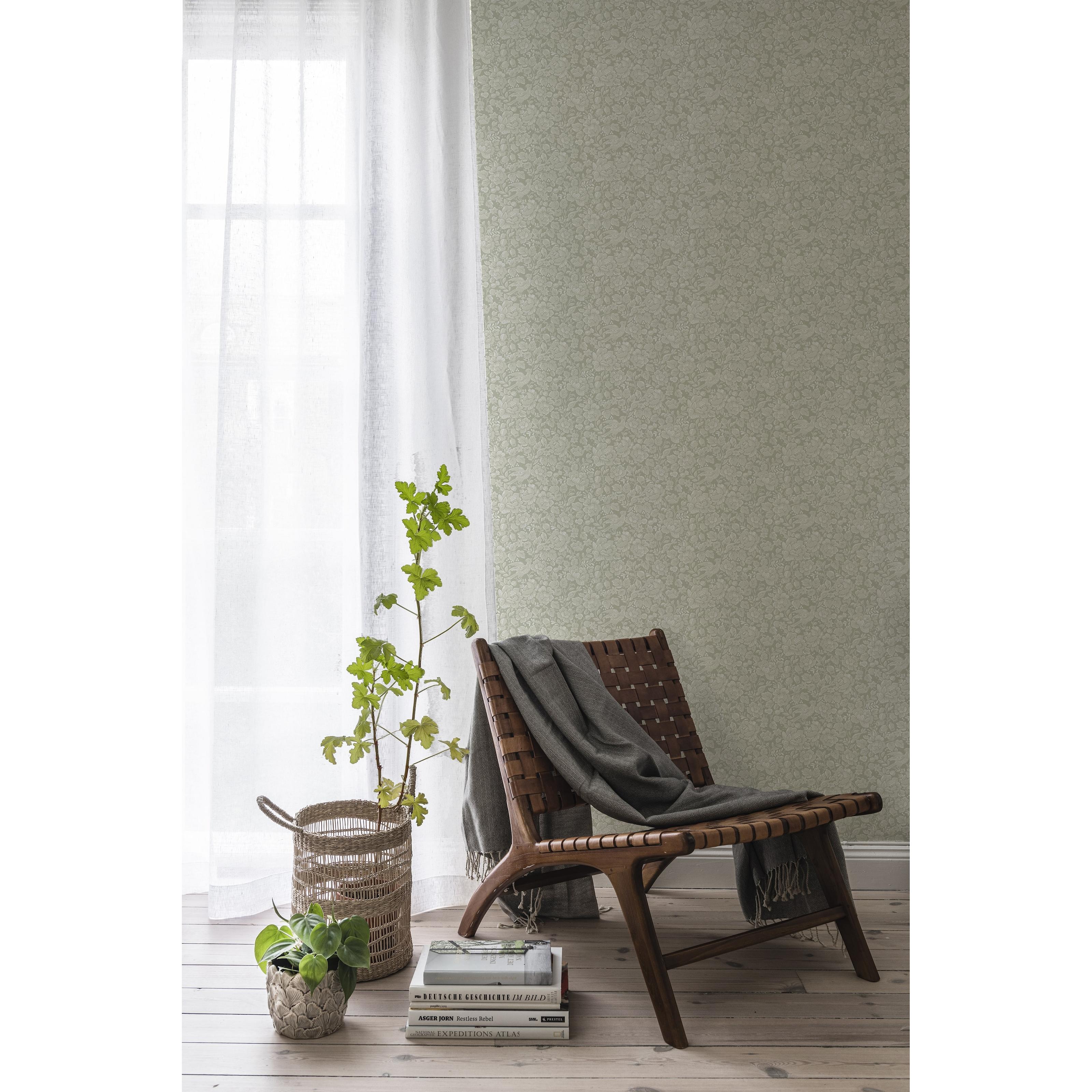 Jenny, ljusgrön tapet med botaniskt mönster i grön. Från kollektionen Blommor & Blad. Nonwoven-material med förskjuten passning.