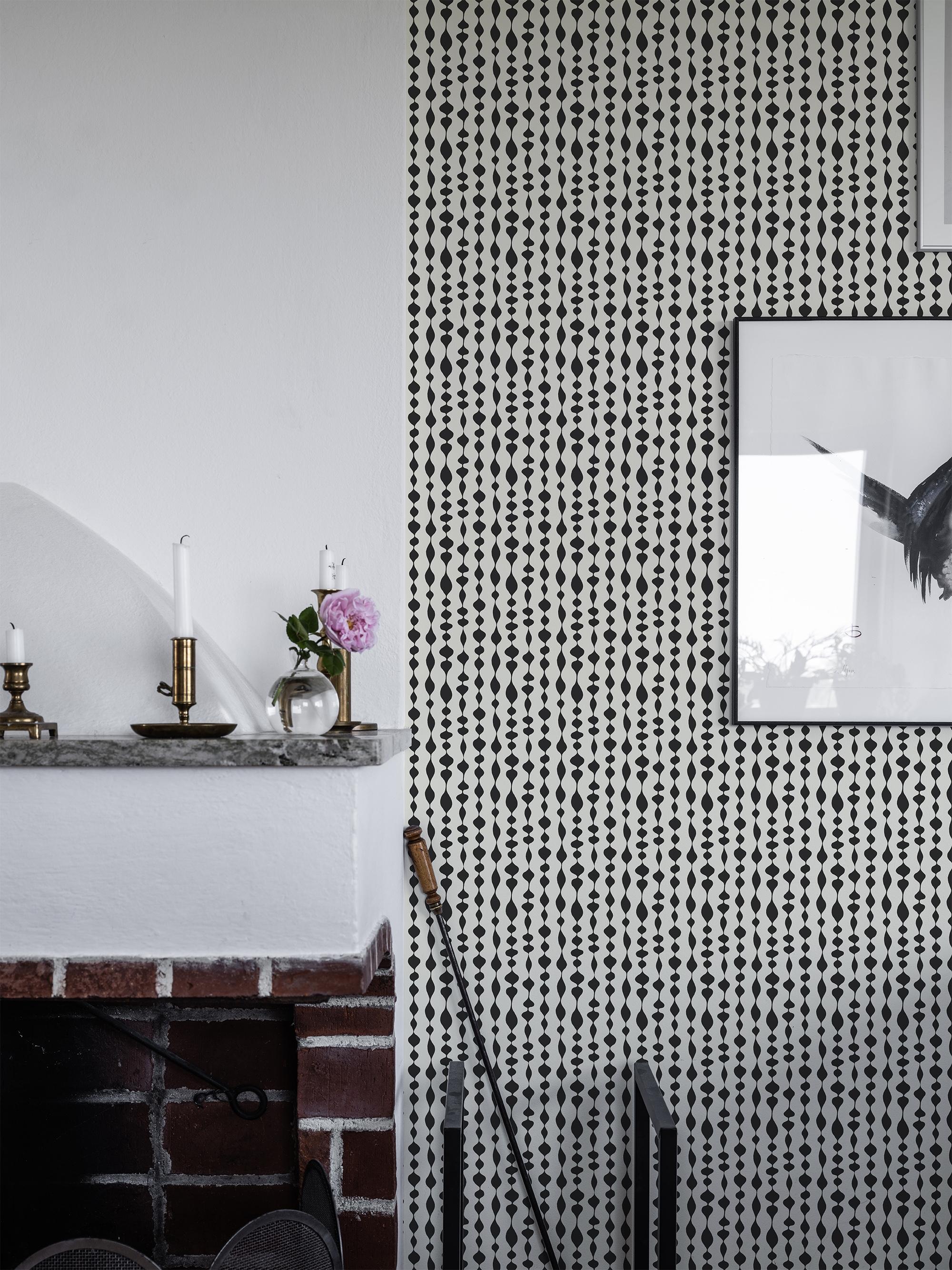 Margaret Rose svart tapet med grafiskt mönster i svart. Från kollektionen Gammalsvenska klassiker 1850–1950. Nonwoven-material med rak passning.