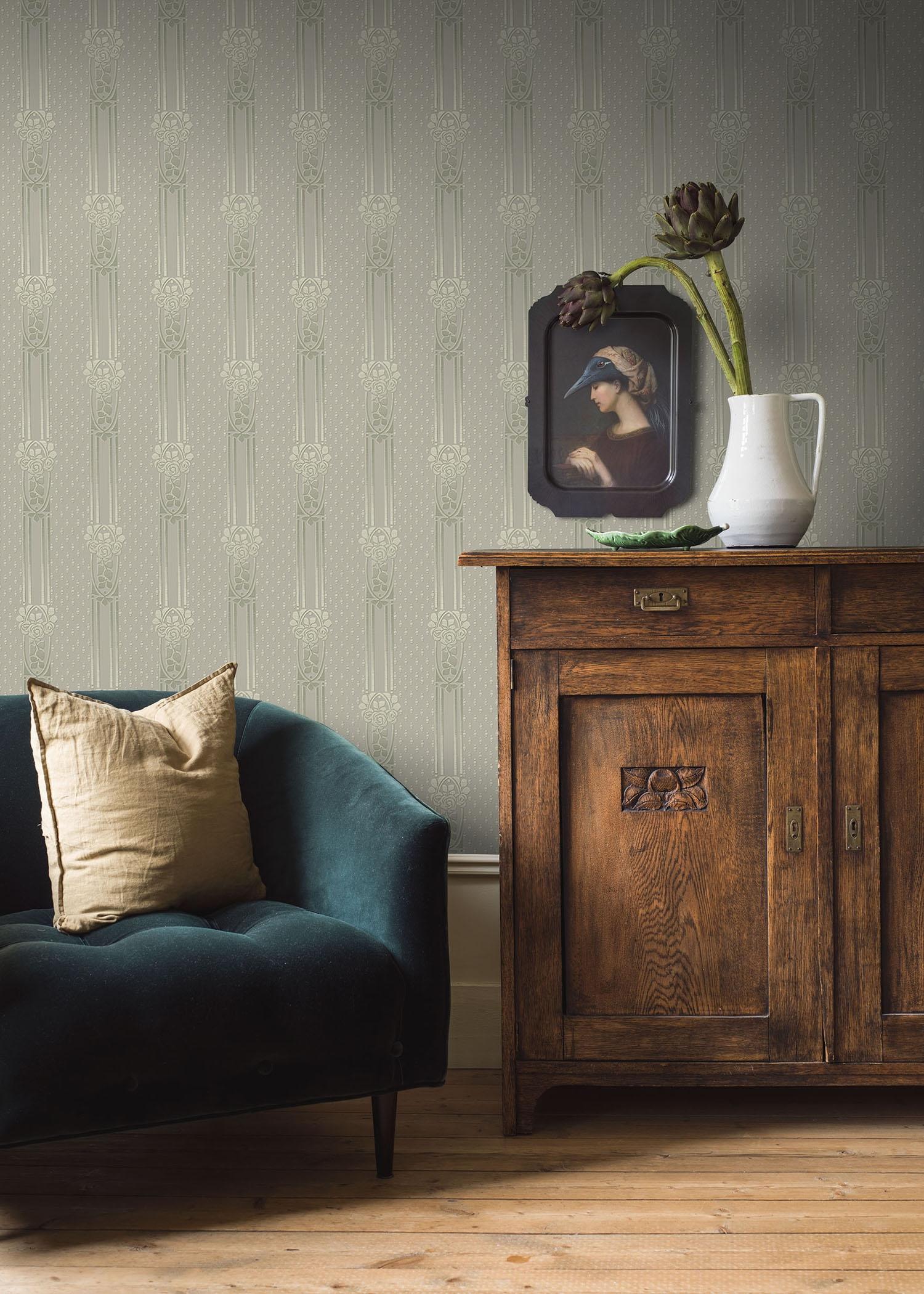 Ellen tapet från Boråstapeter med randigt, blommigt mönster i grön. Från kollektionen anno. Nonwoven-material med rak passning. Lyx, city-stil. Passar i sovrum och matsal.