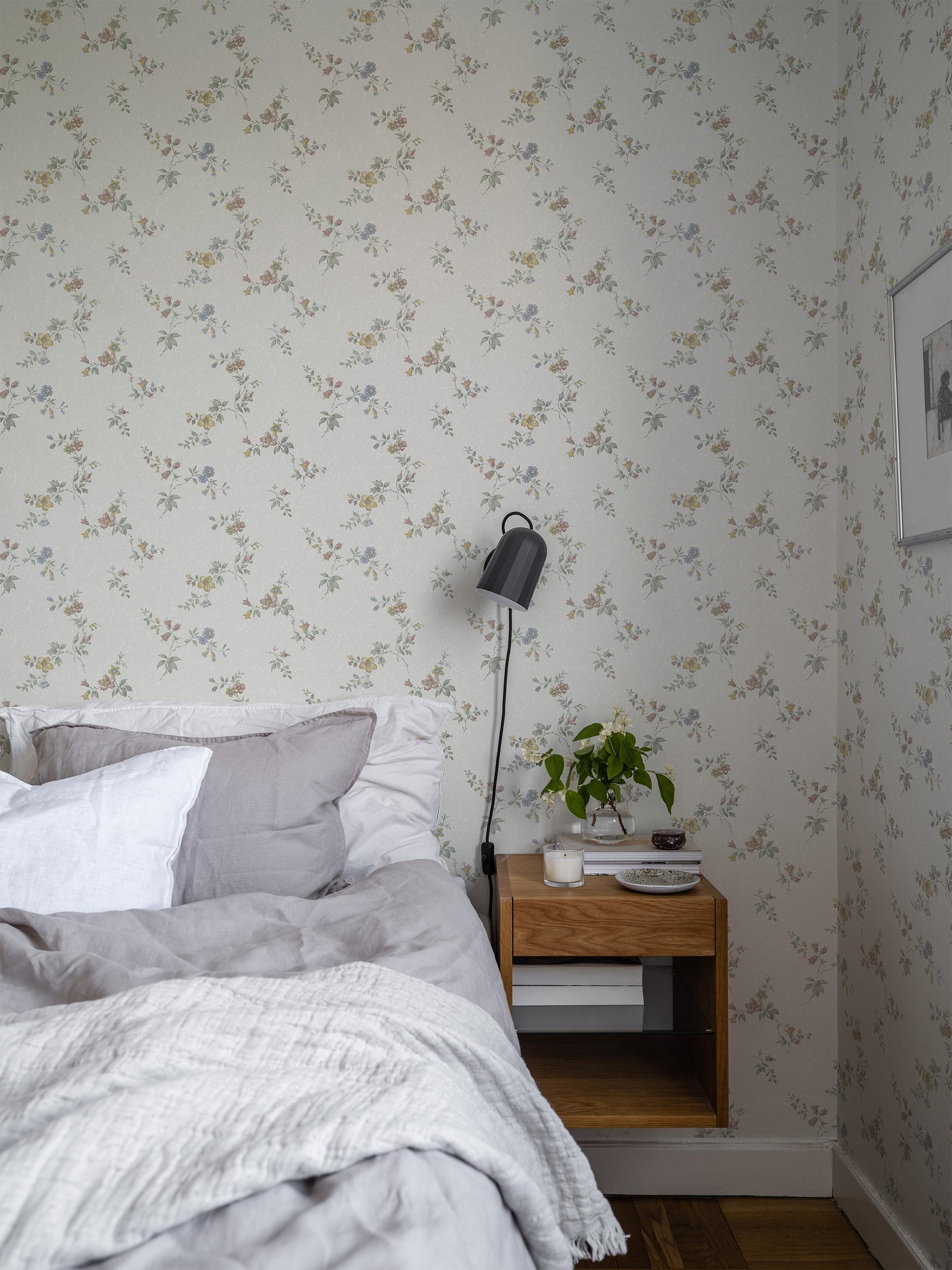 Kerstin vit tapet med blommigt mönster i vit. Från kollektionen Gammalsvenska klassiker 1850–1950. Nonwoven-material med rak passning.