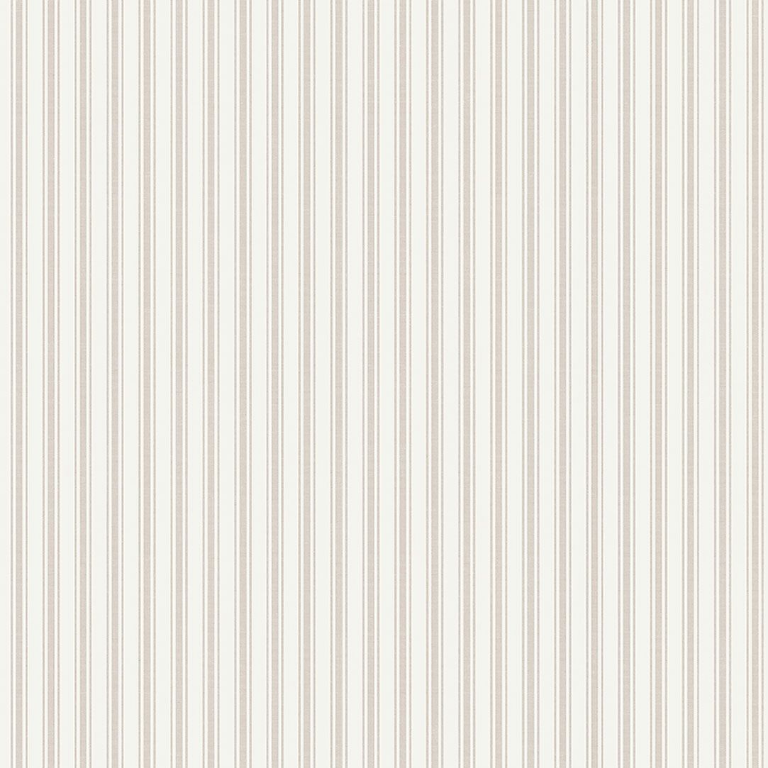 Aspö Stripe tapet från Boråstapeter med randigt mönster i beige. Från kollektionen Marstrand II. Nonwoven-material. Passar i vardagsrum, matsal och arbetsrum.