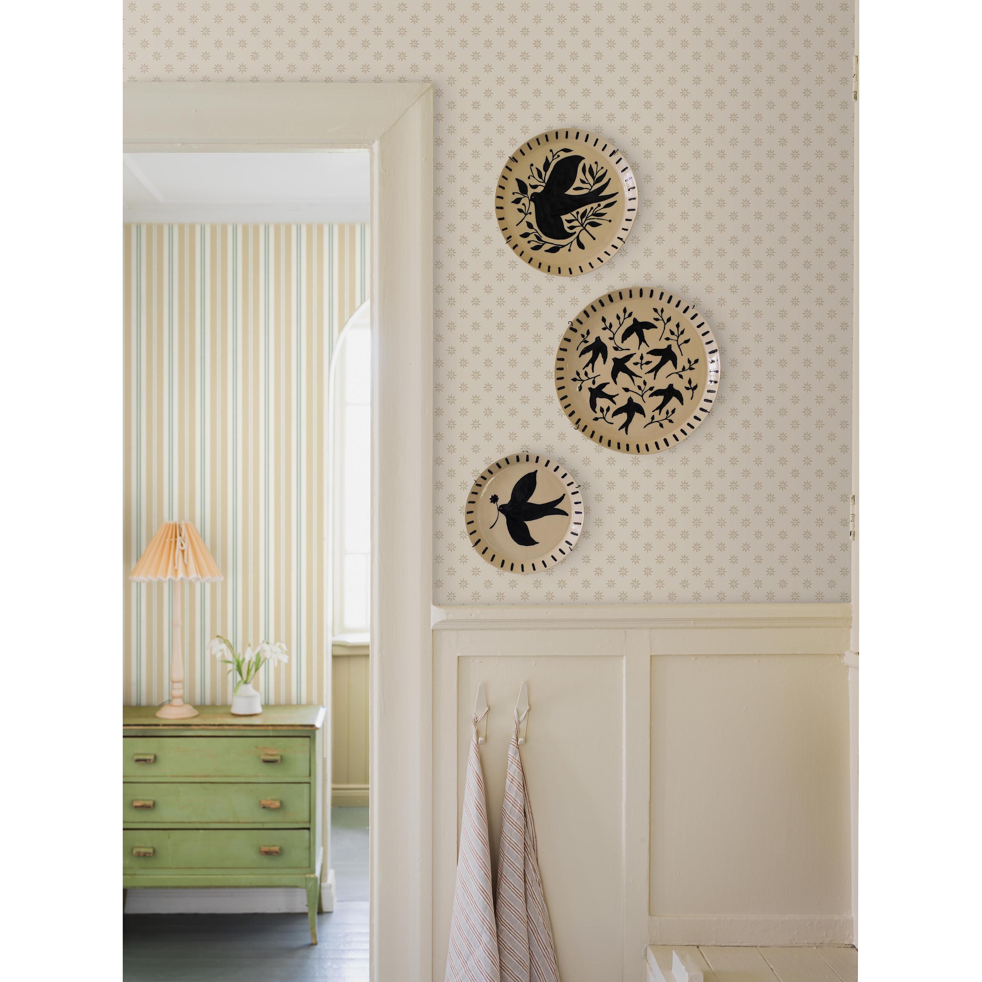 Skogsstjärna beige, tapet tapet med småmönstrat, blommigt mönster i beige. Från kollektionen Nordic Folk. Nonwoven-material med rak passning. Passar i kök.