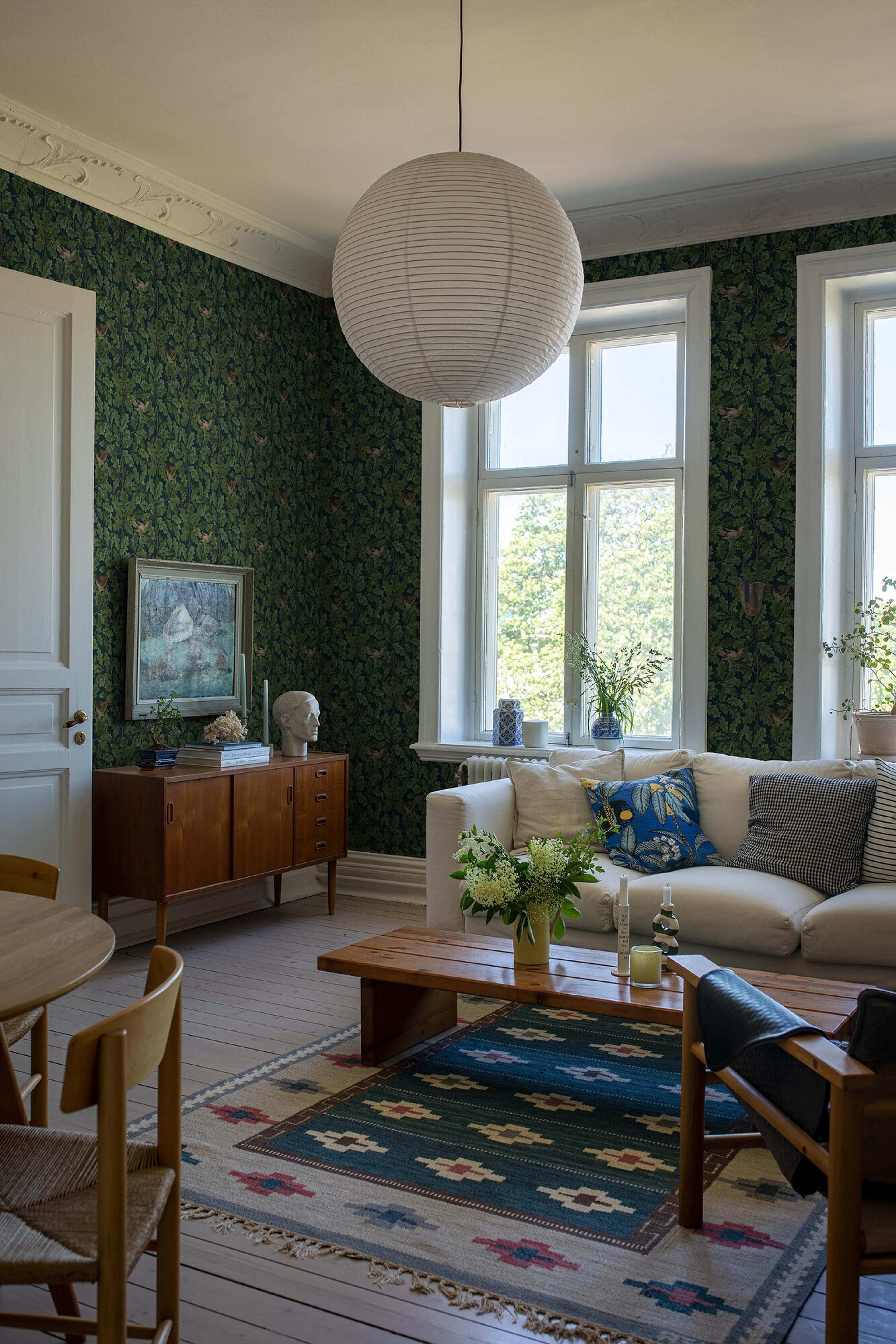 In the Oak tapet med djur, botaniskt, blommigt mönster i grön och blå. Från kollektionen Special Edition Forest. Nonwoven-material med rak passning. Lyx-stil.