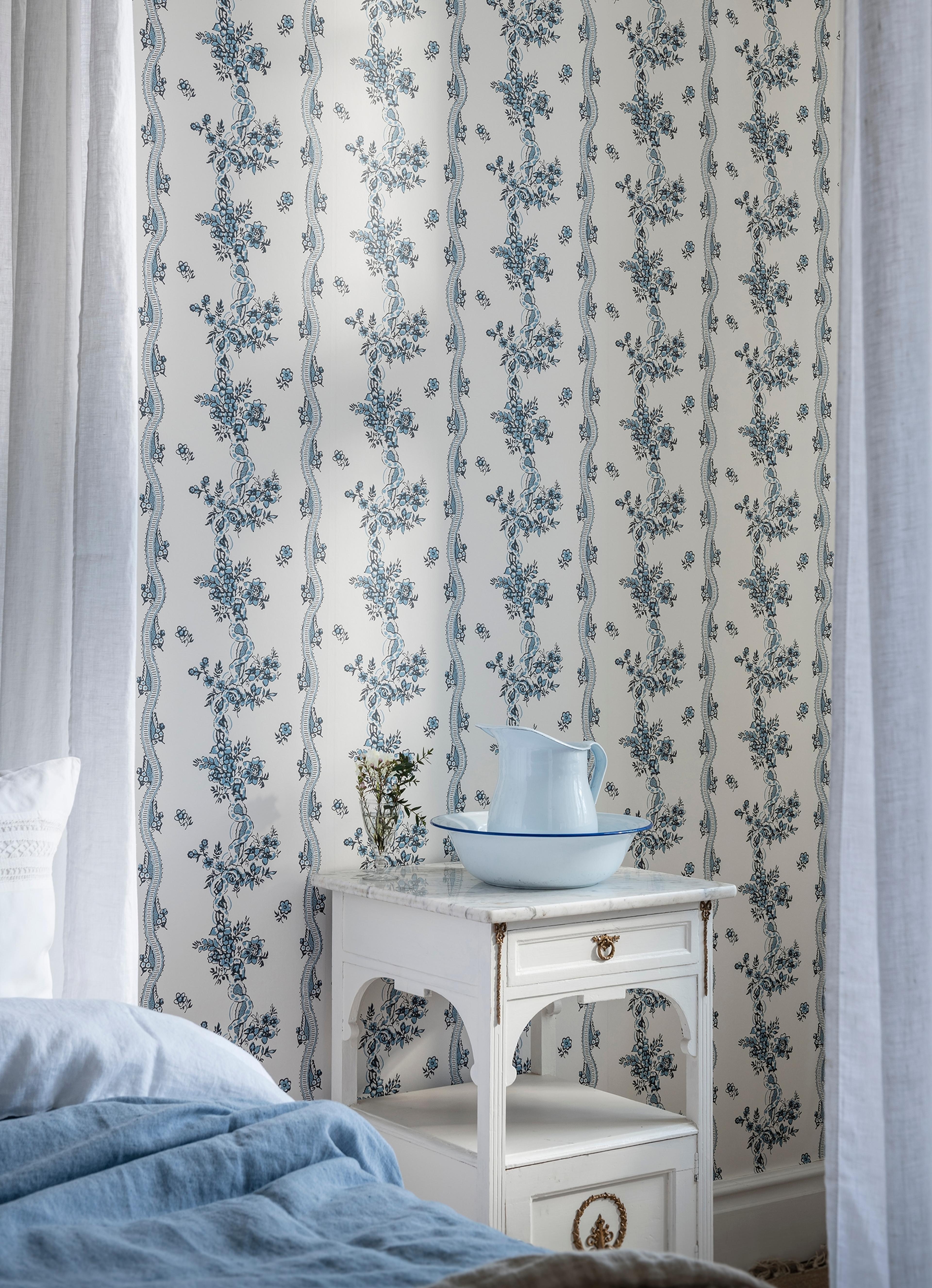 Renshammar, Blå tapet från duro med blommigt mönster i blå. Från kollektionen Gammalsvenska QuickUp. Nonwoven-material med rak passning.​​​​‌﻿‍﻿​‍​‍‌‍﻿﻿‌﻿​‍‌‍‍‌‌‍‌﻿‌‍‍‌‌‍﻿‍​‍​‍​﻿‍‍​‍​‍‌﻿​﻿‌‍​‌‌‍﻿‍‌‍‍‌‌﻿‌​‌﻿‍‌​‍﻿‍‌‍‍‌‌‍﻿﻿​‍​‍​‍﻿​​‍​‍‌‍‍​‌﻿​‍‌‍‌‌‌‍‌‍​‍​‍​﻿‍‍​‍​‍‌‍‍​‌﻿‌​‌﻿‌​‌﻿​​‌﻿​﻿​﻿‍‍​‍﻿﻿​‍﻿﻿‌﻿‌﻿‌﻿‌﻿‌﻿‌﻿​‍﻿‍‌‍​﻿‌‍﻿﻿‌‍﻿​‌‍﻿﻿‌﻿​‍‌‍​‌‌‍﻿‌‌‍​‌​‍﻿‍‌﻿​﻿‌‍‌‌​‍﻿﻿‌﻿​﻿‌﻿‌​‌﻿‌‌‌‍‌​‌‍‍‌‌‍﻿﻿​‍﻿﻿‌‍‍‌‌‍﻿‍‌﻿‌​‌‍‌‌‌‍﻿‍‌﻿‌​​‍﻿﻿‌‍‌‌‌‍‌​‌‍‍‌‌﻿‌​​‍﻿﻿‌‍﻿‌‌‍﻿﻿‌‍‌​‌‍‌‌​﻿﻿‌‌﻿​​‌﻿​‍‌‍‌‌‌﻿​﻿‌‍‌‌‌‍﻿‍‌﻿‌​‌‍​‌‌﻿‌​‌‍‍‌‌‍﻿﻿‌‍﻿‍​﻿‍﻿‌‍‍‌‌‍‌​​﻿﻿‌‌‍‍‌‌‍﻿‌‌‍​‌‌‍‌﻿‌‍‌‌​‍﻿‌​﻿‌﻿​﻿‍‌​﻿​﻿‌‍‌​​﻿​﻿‌‍‌‌‌‍‌‍‌‍​‌​﻿‌‍‌‍‌​‌‍​﻿‌‍‌​‌‍​﻿‌‍​﻿​﻿‍​​﻿​​​﻿​‌‌‍‌‍​﻿‌‌​﻿‌‌‌‍‌‍‌‍​﻿​﻿​​​﻿‍‌​﻿​‍​﻿‌﻿‌‍‌‍​﻿​﻿​﻿‌‍​﻿‌﻿​﻿‌﻿‌‍​‌‌‍​‍​﻿‍‌​﻿‍‌​﻿​​​﻿​﻿‌‍​‌​﻿​﻿‌‍‌‍​‍﻿‌​﻿​‌​﻿‌﻿​﻿​​​﻿‍‌‌﻿‍​​﻿​‍​﻿​﻿​﻿‌‍​﻿​﻿​‍﻿‌‌‍‍‍‌﻿​​‌‍‌﻿​﻿‍﻿‌﻿‌​‌﻿‍‌‌﻿​​‌‍‌‌​﻿﻿‌‌﻿​﻿‌‍​‌‌‍﻿‍‌‍‍‌‌﻿‌​‌﻿‍‌​‍﻿‍‌‍‍‌‌‍﻿‌‌‍​‌‌‍‌﻿‌‍‌‌‌​​‌‌﻿​﻿‌﻿​﻿‌‍‌‌‌﻿‌​​﻿‍﻿‌﻿​​‌‍​‌‌﻿‌​‌‍‍​​﻿﻿‌‌‍​‌‌‍﻿​‌﻿‌​‌‌‌​‌‍‌‌‌﻿‍​‌﻿‌​​﻿﻿﻿‌‍​‍‌‍​‌‌﻿​﻿‌‍‌‌‌‌‌‌‌﻿​‍‌‍﻿​​﻿﻿‌‌‍‍​‌﻿‌​‌﻿‌​‌﻿​​‌﻿​﻿​‍‌‌​﻿​﻿‌​​‌​‍‌‌​﻿​‍‌​‌‍​‍‌‌​﻿​‍‌​‌‍‌﻿‌﻿‌﻿‌﻿‌﻿‌﻿​‍﻿‍‌‍​﻿‌‍﻿﻿‌‍﻿​‌‍﻿﻿‌﻿​‍‌‍​‌‌‍﻿‌‌‍​‌​‍﻿‍‌﻿​﻿‌‍‌‌​‍‌‌​﻿​‍‌​‌‍‌﻿​﻿‌﻿‌​‌﻿‌‌‌‍‌​‌‍‍‌‌‍﻿﻿​‍‌‍‌‍‍‌‌‍‌​​﻿﻿‌‌‍‍‌‌‍﻿‌‌‍​‌‌‍‌﻿‌‍‌‌​‍﻿‌​﻿‌﻿​﻿‍‌​﻿​﻿‌‍‌​​﻿​﻿‌‍‌‌‌‍‌‍‌‍​‌​﻿‌‍‌‍‌​‌‍​﻿‌‍‌​‌‍​﻿‌‍​﻿​﻿‍​​﻿​​​﻿​‌‌‍‌‍​﻿‌‌​﻿‌‌‌‍‌‍‌‍​﻿​﻿​​​﻿‍‌​﻿​‍​﻿‌﻿‌‍‌‍​﻿​﻿​﻿‌‍​﻿‌﻿​﻿‌﻿‌‍​‌‌‍​‍​﻿‍‌​﻿‍‌​﻿​​​﻿​﻿‌‍​‌​﻿​﻿‌‍‌‍​‍﻿‌​﻿​‌​﻿‌﻿​﻿​​​﻿‍‌‌﻿‍​​﻿​‍​﻿​﻿​﻿‌‍​﻿​﻿​‍﻿‌‌‍‍‍‌﻿​​‌‍‌﻿​‍‌‍‌﻿‌​‌﻿‍‌‌﻿​​‌‍‌‌​﻿﻿‌‌﻿​﻿‌‍​‌‌‍﻿‍‌‍‍‌‌﻿‌​‌﻿‍‌​‍﻿‍‌‍‍‌‌‍﻿‌‌‍​‌‌‍‌﻿‌‍‌‌‌​​‌‌﻿​﻿‌﻿​﻿‌‍‌‌‌﻿‌​​‍‌‍‌﻿​​‌‍​‌‌﻿‌​‌‍‍​​﻿﻿‌‌‍​‌‌‍﻿​‌﻿‌​‌‌‌​‌‍‌‌‌﻿‍​‌﻿‌​​‍‌‍‌﻿​​‌‍‌‌‌﻿​‍‌﻿​﻿‌﻿​​‌‍‌‌‌‍​﻿‌﻿‌​‌‍‍‌‌﻿‌‍‌‍‌‌​﻿﻿‌‌﻿​​‌﻿‌‌‌‍​‍‌‍﻿​‌‍‍‌‌﻿​﻿‌‍‍​‌‍‌‌‌‍‌​​‍​‍‌﻿﻿‌