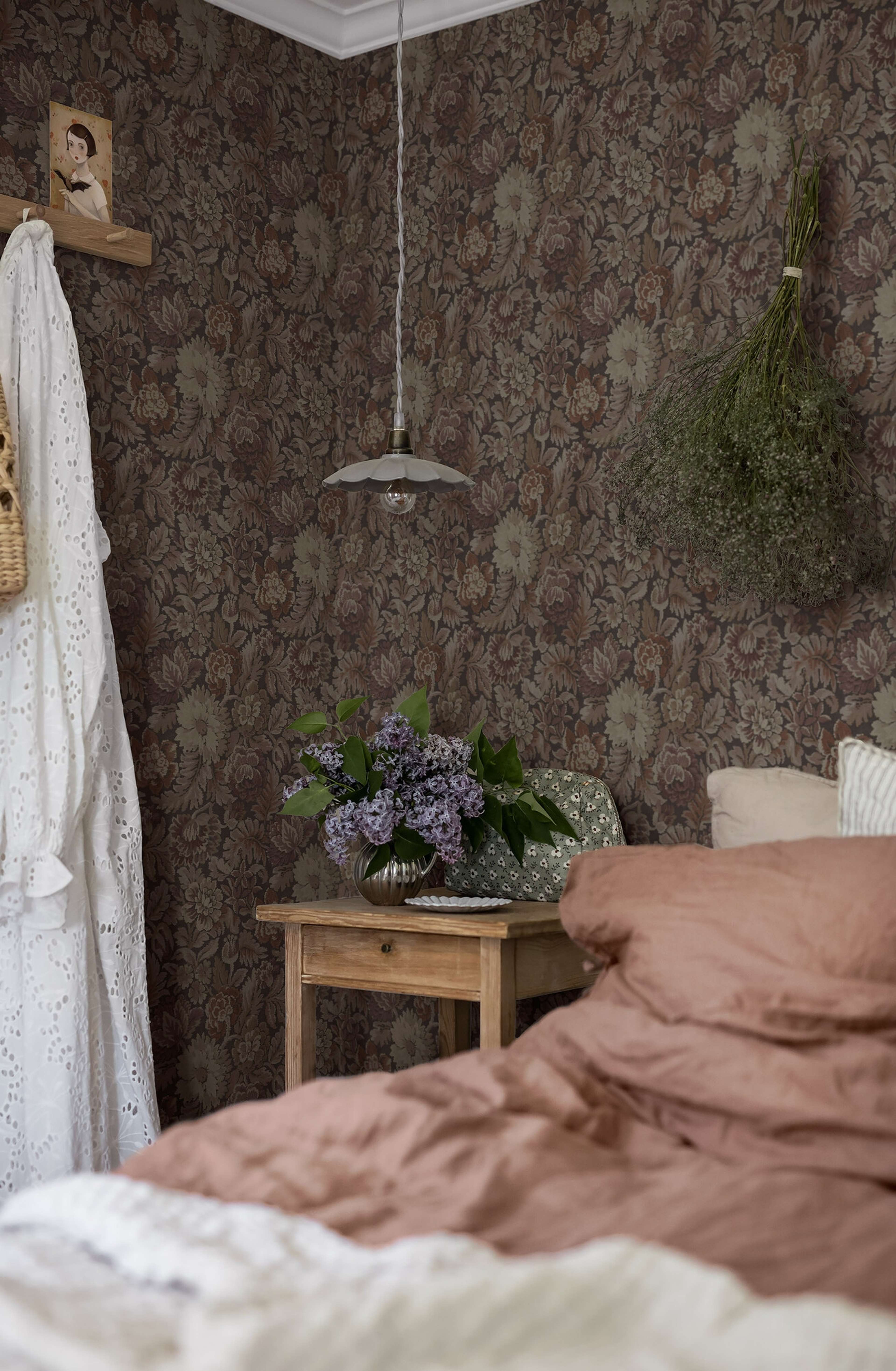 Nightingale Garden varm gråbrun botten tapet med blommigt mönster i röd. Från kollektionen Cottage Garden. Nonwoven-material med rak passning. Passar i vardagsrum, matsal och hall.​​​​‌﻿‍﻿​‍​‍‌‍﻿﻿‌﻿​‍‌‍‍‌‌‍‌﻿‌‍‍‌‌‍﻿‍​‍​‍​﻿‍‍​‍​‍‌﻿​﻿‌‍​‌‌‍﻿‍‌‍‍‌‌﻿‌​‌﻿‍‌​‍﻿‍‌‍‍‌‌‍﻿﻿​‍​‍​‍﻿​​‍​‍‌‍‍​‌﻿​‍‌‍‌‌‌‍‌‍​‍​‍​﻿‍‍​‍​‍‌‍‍​‌﻿‌​‌﻿‌​‌﻿​​‌﻿​﻿​﻿‍‍​‍﻿﻿​‍﻿﻿‌﻿‌﻿‌﻿‌﻿‌﻿‌﻿​‍﻿‍‌‍​﻿‌‍﻿﻿‌‍﻿​‌‍﻿﻿‌﻿​‍‌‍​‌‌‍﻿‌‌‍​‌​‍﻿‍‌﻿​﻿‌‍‌‌​‍﻿﻿‌﻿​﻿‌﻿‌​‌﻿‌‌‌‍‌​‌‍‍‌‌‍﻿﻿​‍﻿﻿‌‍‍‌‌‍﻿‍‌﻿‌​‌‍‌‌‌‍﻿‍‌﻿‌​​‍﻿﻿‌‍‌‌‌‍‌​‌‍‍‌‌﻿‌​​‍﻿﻿‌‍﻿‌‌‍﻿﻿‌‍‌​‌‍‌‌​﻿﻿‌‌﻿​​‌﻿​‍‌‍‌‌‌﻿​﻿‌‍‌‌‌‍﻿‍‌﻿‌​‌‍​‌‌﻿‌​‌‍‍‌‌‍﻿﻿‌‍﻿‍​﻿‍﻿‌‍‍‌‌‍‌​​﻿﻿‌‌‍‍‌‌‍﻿‌‌‍​‌‌‍‌﻿‌‍‌‌​‍﻿‌​﻿‌﻿​﻿‍‌​﻿‌‍​﻿‌‍‌‍‌​‌‍‌‌​﻿‍​​﻿​​‌‍​‌​﻿‍​​﻿​​‌‍​‌‌‍​﻿​﻿​‌‌‍​‍​﻿‌﻿​﻿‌‌‌‍​‍​﻿‌​​﻿‍‌​﻿​﻿​﻿​﻿‌‍‌​​﻿​‍​﻿​﻿​﻿‍​‌‍​‌‌‍‌‍​﻿‌‍​﻿‌‌​﻿‌‌‌‍​﻿​﻿​‌​﻿​﻿​﻿‍​‌‍​﻿​﻿​‍‌‍‌‌​﻿​﻿​﻿‍​​‍﻿‌​﻿​‌​﻿​﻿​﻿​​​﻿‌﻿‌﻿‍​​﻿​‍​﻿​​​﻿​​​﻿​​​‍﻿‌‌‍‍‍‌﻿​​‌‍‌﻿​﻿‍﻿‌﻿‌​‌﻿‍‌‌﻿​​‌‍‌‌​﻿﻿‌‌﻿​﻿‌‍​‌‌‍﻿‍‌‍‍‌‌﻿‌​‌﻿‍‌​‍﻿‍‌‍‍‌‌‍﻿‌‌‍​‌‌‍‌﻿‌‍‌‌‌​​‌‌﻿​﻿‌﻿​﻿‌‍‌‌‌﻿‌​​﻿‍﻿‌﻿​​‌‍​‌‌﻿‌​‌‍‍​​﻿﻿‌‌‍​‌‌‍﻿​‌﻿‌​‌‌‌​‌‍‌‌‌﻿‍​‌﻿‌​​﻿﻿﻿‌‍​‍‌‍​‌‌﻿​﻿‌‍‌‌‌‌‌‌‌﻿​‍‌‍﻿​​﻿﻿‌‌‍‍​‌﻿‌​‌﻿‌​‌﻿​​‌﻿​﻿​‍‌‌​﻿​﻿‌​​‌​‍‌‌​﻿​‍‌​‌‍​‍‌‌​﻿​‍‌​‌‍‌﻿‌﻿‌﻿‌﻿‌﻿‌﻿​‍﻿‍‌‍​﻿‌‍﻿﻿‌‍﻿​‌‍﻿﻿‌﻿​‍‌‍​‌‌‍﻿‌‌‍​‌​‍﻿‍‌﻿​﻿‌‍‌‌​‍‌‌​﻿​‍‌​‌‍‌﻿​﻿‌﻿‌​‌﻿‌‌‌‍‌​‌‍‍‌‌‍﻿﻿​‍‌‍‌‍‍‌‌‍‌​​﻿﻿‌‌‍‍‌‌‍﻿‌‌‍​‌‌‍‌﻿‌‍‌‌​‍﻿‌​﻿‌﻿​﻿‍‌​﻿‌‍​﻿‌‍‌‍‌​‌‍‌‌​﻿‍​​﻿​​‌‍​‌​﻿‍​​﻿​​‌‍​‌‌‍​﻿​﻿​‌‌‍​‍​﻿‌﻿​﻿‌‌‌‍​‍​﻿‌​​﻿‍‌​﻿​﻿​﻿​﻿‌‍‌​​﻿​‍​﻿​﻿​﻿‍​‌‍​‌‌‍‌‍​﻿‌‍​﻿‌‌​﻿‌‌‌‍​﻿​﻿​‌​﻿​﻿​﻿‍​‌‍​﻿​﻿​‍‌‍‌‌​﻿​﻿​﻿‍​​‍﻿‌​﻿​‌​﻿​﻿​﻿​​​﻿‌﻿‌﻿‍​​﻿​‍​﻿​​​﻿​​​﻿​​​‍﻿‌‌‍‍‍‌﻿​​‌‍‌﻿​‍‌‍‌﻿‌​‌﻿‍‌‌﻿​​‌‍‌‌​﻿﻿‌‌﻿​﻿‌‍​‌‌‍﻿‍‌‍‍‌‌﻿‌​‌﻿‍‌​‍﻿‍‌‍‍‌‌‍﻿‌‌‍​‌‌‍‌﻿‌‍‌‌‌​​‌‌﻿​﻿‌﻿​﻿‌‍‌‌‌﻿‌​​‍‌‍‌﻿​​‌‍​‌‌﻿‌​‌‍‍​​﻿﻿‌‌‍​‌‌‍﻿​‌﻿‌​‌‌‌​‌‍‌‌‌﻿‍​‌﻿‌​​‍‌‍‌﻿​​‌‍‌‌‌﻿​‍‌﻿​﻿‌﻿​​‌‍‌‌‌‍​﻿‌﻿‌​‌‍‍‌‌﻿‌‍‌‍‌‌​﻿﻿‌‌﻿​​‌﻿‌‌‌‍​‍‌‍﻿​‌‍‍‌‌﻿​﻿‌‍‍​‌‍‌‌‌‍‌​​‍​‍‌﻿﻿‌