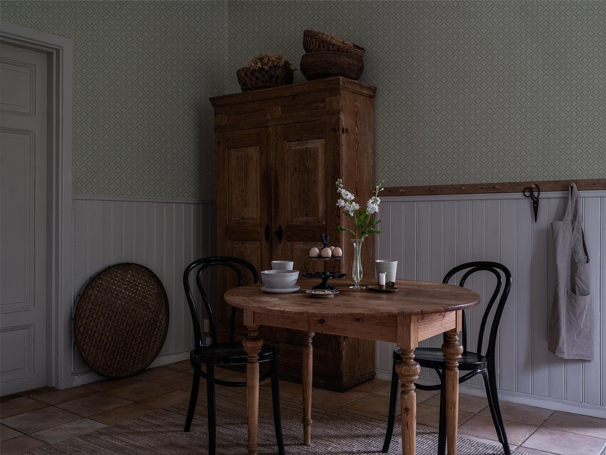 Ingrid Grön tapet med geometriskt mönster i grön. Från kollektionen Gammalsvenska klassiker 1850–1950. Nonwoven-material med rak passning. Country-stil. Passar i vardagsrum och matsal.