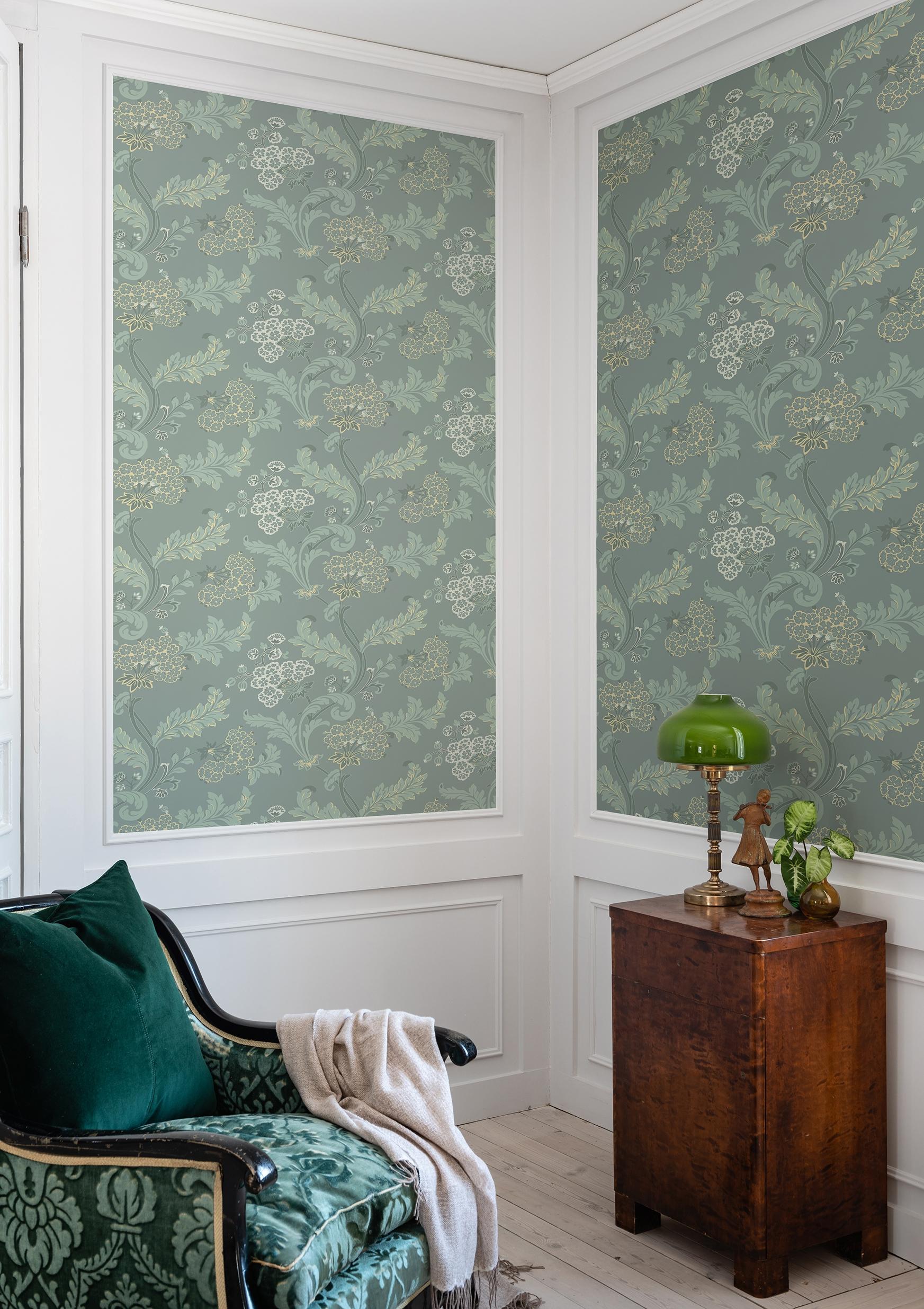 Lydias gård, Grön tapet från duro med botaniskt mönster i grön. Från kollektionen Gammalsvenska QuickUp. Nonwoven-material med förskjuten passning.
