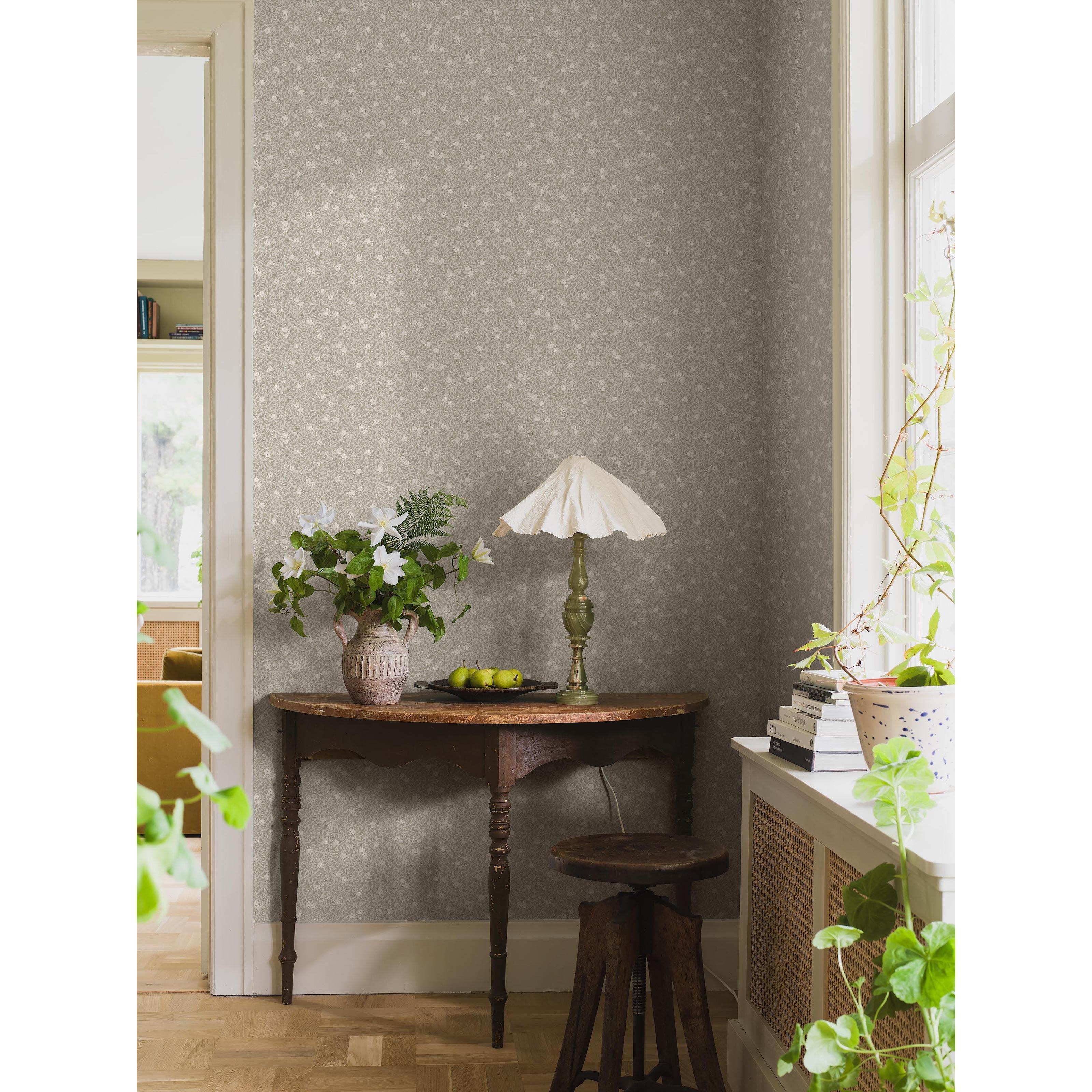 Myrten ljusgrön, tapet tapet med botaniskt, blommigt mönster i grön. Från kollektionen Orangeri. Nonwoven-material med rak passning. Passar i vardagsrum.