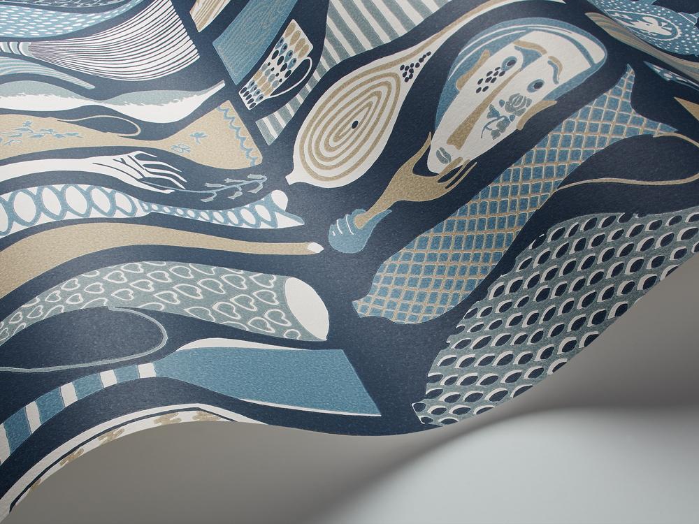 Pottery tapet från Boråstapeter med grafiskt, retro mönster i grön, blå och beige. Från kollektionen Scandinavian Designers II. Nonwoven-material med rak passning.