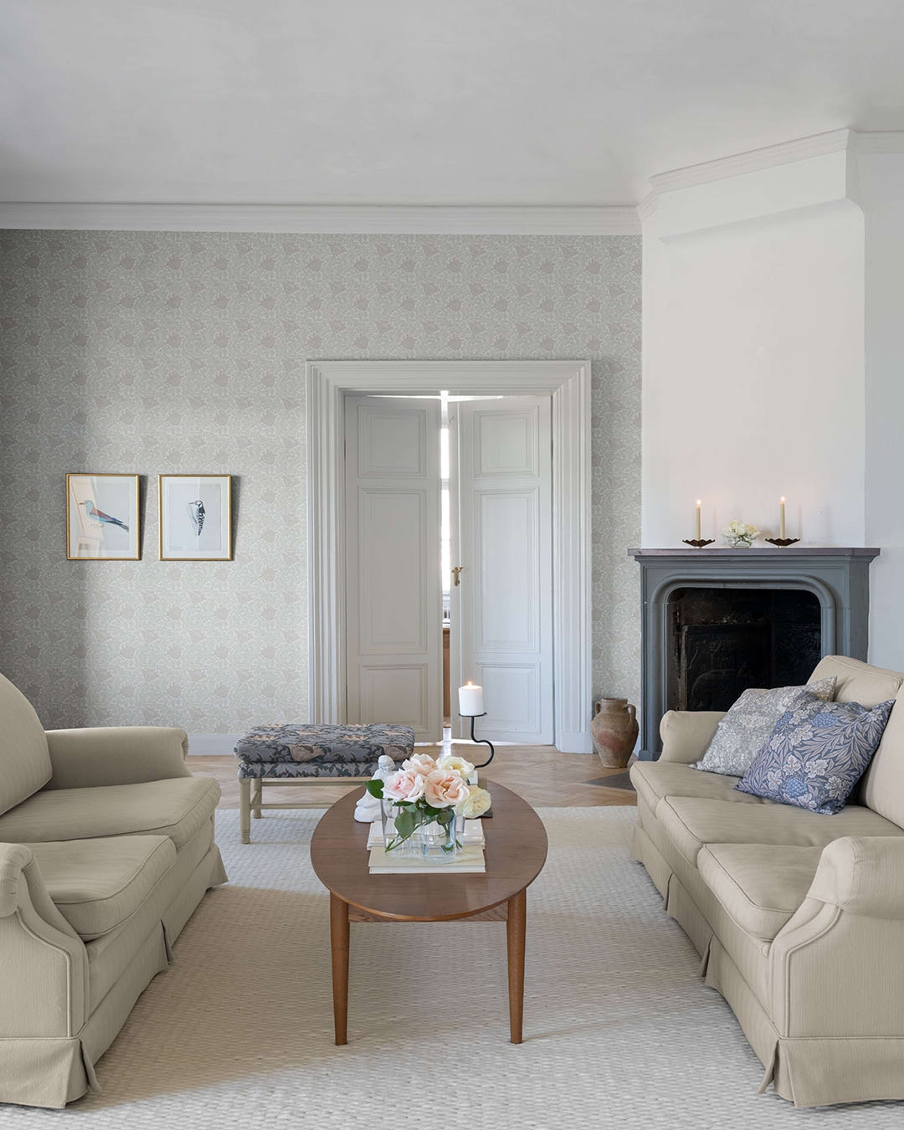 Anemone - W. Morris, vit tapet tapet från Midbec med botaniskt, blommigt mönster i vit och beige. Från kollektionen Hidden Treasures vol 1. Nonwoven-material med rak passning.​​​​‌﻿‍﻿​‍​‍‌‍﻿﻿‌﻿​‍‌‍‍‌‌‍‌﻿‌‍‍‌‌‍﻿‍​‍​‍​﻿‍‍​‍​‍‌﻿​﻿‌‍​‌‌‍﻿‍‌‍‍‌‌﻿‌​‌﻿‍‌​‍﻿‍‌‍‍‌‌‍﻿﻿​‍​‍​‍﻿​​‍​‍‌‍‍​‌﻿​‍‌‍‌‌‌‍‌‍​‍​‍​﻿‍‍​‍​‍‌‍‍​‌﻿‌​‌﻿‌​‌﻿​​‌﻿​﻿​﻿‍‍​‍﻿﻿​‍﻿﻿‌﻿‌﻿‌﻿‌﻿‌﻿‌﻿​‍﻿‍‌‍​﻿‌‍﻿﻿‌‍﻿​‌‍﻿﻿‌﻿​‍‌‍​‌‌‍﻿‌‌‍​‌​‍﻿‍‌﻿​﻿‌‍‌‌​‍﻿﻿‌﻿​﻿‌﻿‌​‌﻿‌‌‌‍‌​‌‍‍‌‌‍﻿﻿​‍﻿﻿‌‍‍‌‌‍﻿‍‌﻿‌​‌‍‌‌‌‍﻿‍‌﻿‌​​‍﻿﻿‌‍‌‌‌‍‌​‌‍‍‌‌﻿‌​​‍﻿﻿‌‍﻿‌‌‍﻿﻿‌‍‌​‌‍‌‌​﻿﻿‌‌﻿​​‌﻿​‍‌‍‌‌‌﻿​﻿‌‍‌‌‌‍﻿‍‌﻿‌​‌‍​‌‌﻿‌​‌‍‍‌‌‍﻿﻿‌‍﻿‍​﻿‍﻿‌‍‍‌‌‍‌​​﻿﻿‌‌‍‍‌‌‍﻿‌‌‍​‌‌‍‌﻿‌‍‌‌​‍﻿‌​﻿‌﻿‌‍​‌‌‍‌‌‌‍‌‍​﻿‍‌‌‍​‍​﻿​﻿​﻿‍‌​﻿‍​‌‍​﻿‌‍​﻿‌‍​‌​﻿‍​​﻿​‍‌‍‌‍​﻿‌‍​﻿‌‌​﻿​﻿​﻿‍​​﻿‍‌​﻿‍​‌‍​‍​﻿‌‍‌‍‌‌‌‍​‍​﻿‍‌​﻿‌‌​﻿‌​​﻿‍​​﻿‌‍​﻿‌‍​﻿‌‍​﻿‌‍‌‍​‌​﻿​‌‌‍‌‌‌‍​‍​﻿‌‌‌‍​‌​﻿‌‌​‍﻿‌​﻿​‌​﻿​​​﻿‍​​﻿​​‌﻿‍​​﻿​‌​﻿​﻿​﻿‌‌​﻿​​​‍﻿‌‌‍‍‍‌﻿​​‌‍‌﻿​﻿‍﻿‌﻿‌​‌﻿‍‌‌﻿​​‌‍‌‌​﻿﻿‌‌﻿​﻿‌‍​‌‌‍﻿‍‌‍‍‌‌﻿‌​‌﻿‍‌​‍﻿‍‌‍‍‌‌‍﻿‌‌‍​‌‌‍‌﻿‌‍‌‌‌​​‌‌﻿​﻿‌﻿​﻿‌‍‌‌‌﻿‌​​﻿‍﻿‌﻿​​‌‍​‌‌﻿‌​‌‍‍​​﻿﻿‌‌‍​‌‌‍﻿​‌﻿‌​‌‌‌​‌‍‌‌‌﻿‍​‌﻿‌​​﻿﻿﻿‌‍​‍‌‍​‌‌﻿​﻿‌‍‌‌‌‌‌‌‌﻿​‍‌‍﻿​​﻿﻿‌‌‍‍​‌﻿‌​‌﻿‌​‌﻿​​‌﻿​﻿​‍‌‌​﻿​﻿‌​​‌​‍‌‌​﻿​‍‌​‌‍​‍‌‌​﻿​‍‌​‌‍‌﻿‌﻿‌﻿‌﻿‌﻿‌﻿​‍﻿‍‌‍​﻿‌‍﻿﻿‌‍﻿​‌‍﻿﻿‌﻿​‍‌‍​‌‌‍﻿‌‌‍​‌​‍﻿‍‌﻿​﻿‌‍‌‌​‍‌‌​﻿​‍‌​‌‍‌﻿​﻿‌﻿‌​‌﻿‌‌‌‍‌​‌‍‍‌‌‍﻿﻿​‍‌‍‌‍‍‌‌‍‌​​﻿﻿‌‌‍‍‌‌‍﻿‌‌‍​‌‌‍‌﻿‌‍‌‌​‍﻿‌​﻿‌﻿‌‍​‌‌‍‌‌‌‍‌‍​﻿‍‌‌‍​‍​﻿​﻿​﻿‍‌​﻿‍​‌‍​﻿‌‍​﻿‌‍​‌​﻿‍​​﻿​‍‌‍‌‍​﻿‌‍​﻿‌‌​﻿​﻿​﻿‍​​﻿‍‌​﻿‍​‌‍​‍​﻿‌‍‌‍‌‌‌‍​‍​﻿‍‌​﻿‌‌​﻿‌​​﻿‍​​﻿‌‍​﻿‌‍​﻿‌‍​﻿‌‍‌‍​‌​﻿​‌‌‍‌‌‌‍​‍​﻿‌‌‌‍​‌​﻿‌‌​‍﻿‌​﻿​‌​﻿​​​﻿‍​​﻿​​‌﻿‍​​﻿​‌​﻿​﻿​﻿‌‌​﻿​​​‍﻿‌‌‍‍‍‌﻿​​‌‍‌﻿​‍‌‍‌﻿‌​‌﻿‍‌‌﻿​​‌‍‌‌​﻿﻿‌‌﻿​﻿‌‍​‌‌‍﻿‍‌‍‍‌‌﻿‌​‌﻿‍‌​‍﻿‍‌‍‍‌‌‍﻿‌‌‍​‌‌‍‌﻿‌‍‌‌‌​​‌‌﻿​﻿‌﻿​﻿‌‍‌‌‌﻿‌​​‍‌‍‌﻿​​‌‍​‌‌﻿‌​‌‍‍​​﻿﻿‌‌‍​‌‌‍﻿​‌﻿‌​‌‌‌​‌‍‌‌‌﻿‍​‌﻿‌​​‍‌‍‌﻿​​‌‍‌‌‌﻿​‍‌﻿​﻿‌﻿​​‌‍‌‌‌‍​﻿‌﻿‌​‌‍‍‌‌﻿‌‍‌‍‌‌​﻿﻿‌‌﻿​​‌﻿‌‌‌‍​‍‌‍﻿​‌‍‍‌‌﻿​﻿‌‍‍​‌‍‌‌‌‍‌​​‍​‍‌﻿﻿‌