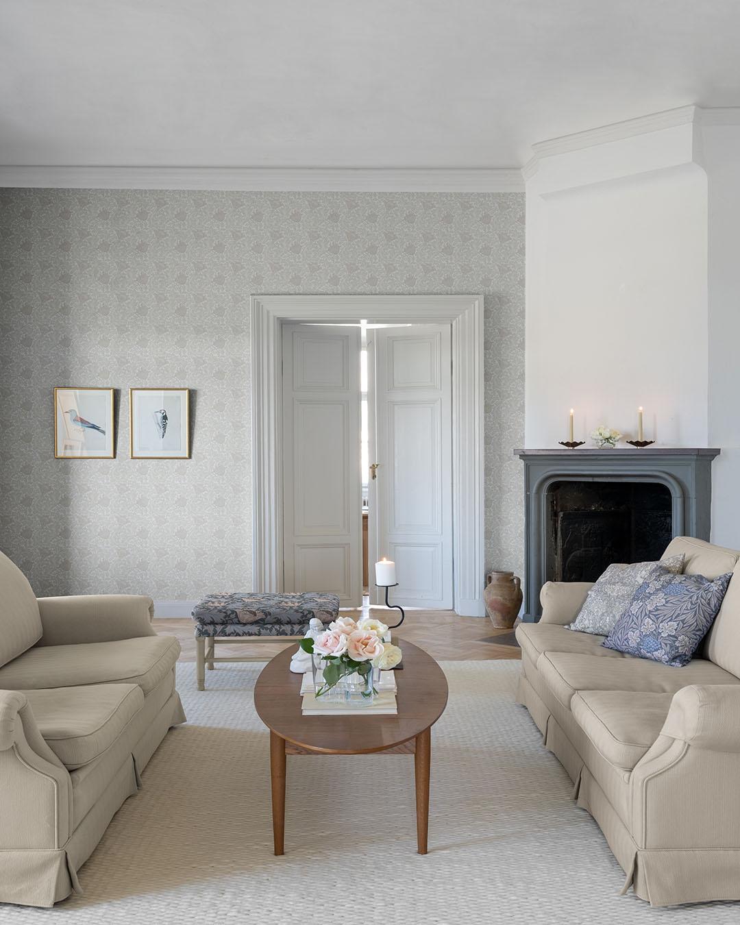 Anemone - W. Morris, vit tapet tapet från Midbec med botaniskt, blommigt mönster i vit och beige. Från kollektionen Hidden Treasures vol 1. Nonwoven-material med rak passning.