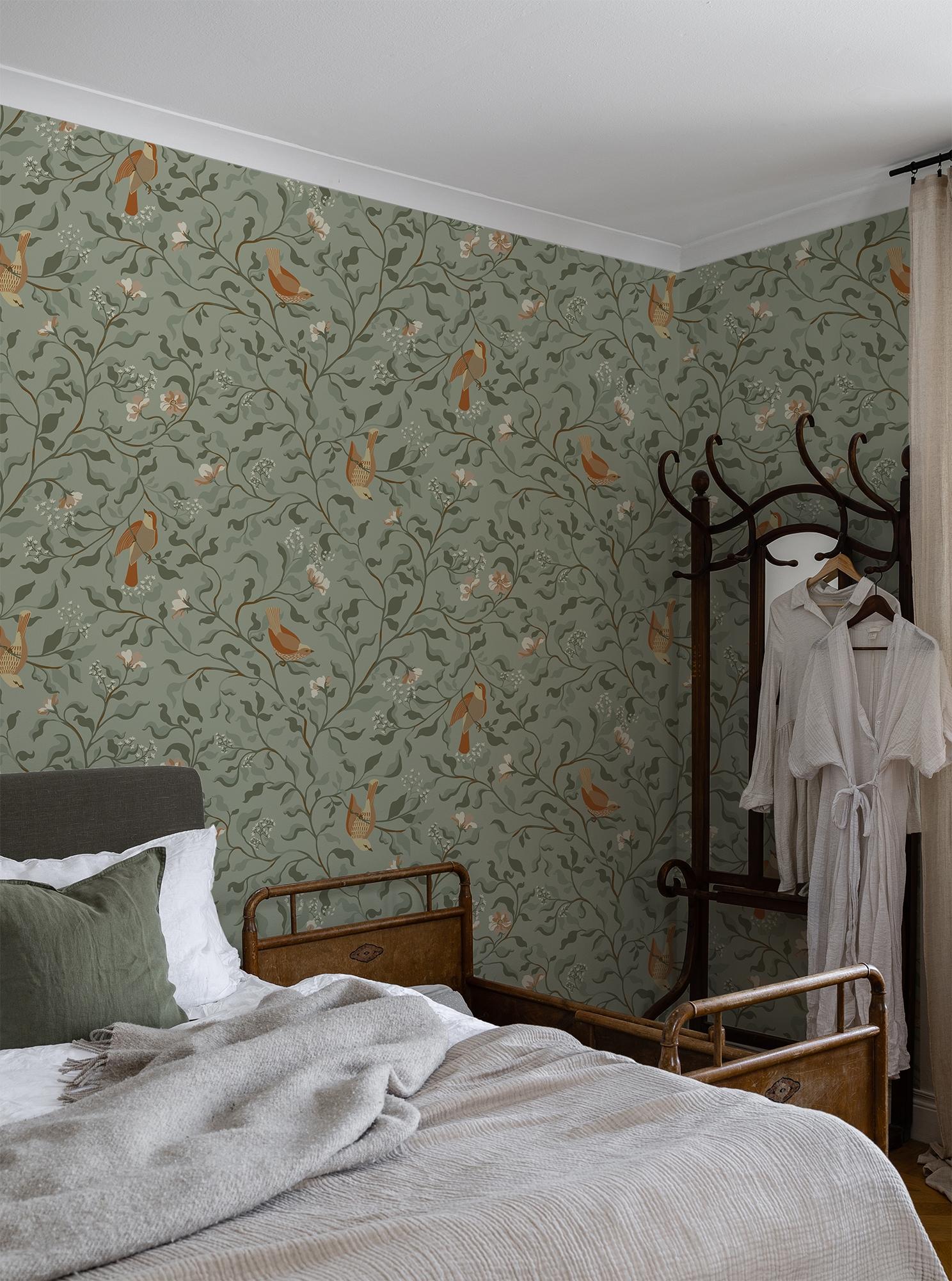 Josefin Grön tapet med botaniskt mönster i grön. Från kollektionen Flora. Nonwoven-material med förskjuten passning.