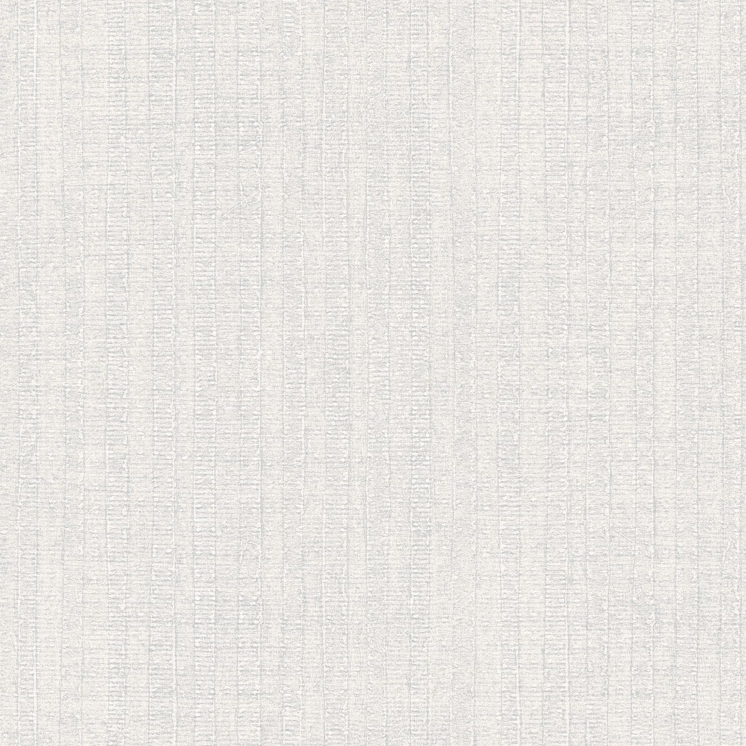 Moss Stripe tapet i ljusgrå tapet med randigt mönster i grå. Från kollektionen bazaar. Nonwoven-material med rak passning. Passar i vardagsrum och matsal.