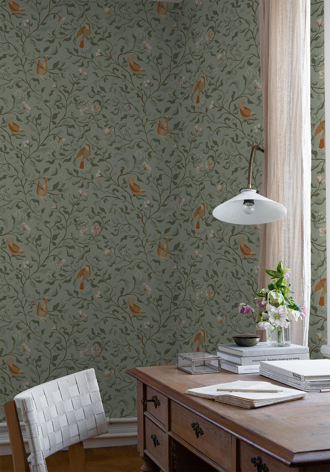 Josefin Grön tapet med botaniskt mönster i grön. Från kollektionen Flora. Nonwoven-material med förskjuten passning.