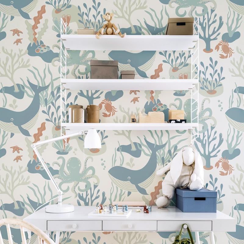 Havet är djupt, blå tapet tapet med djur mönster i blå. Från kollektionen Hav & Land. Nonwoven-material med förskjuten passning.