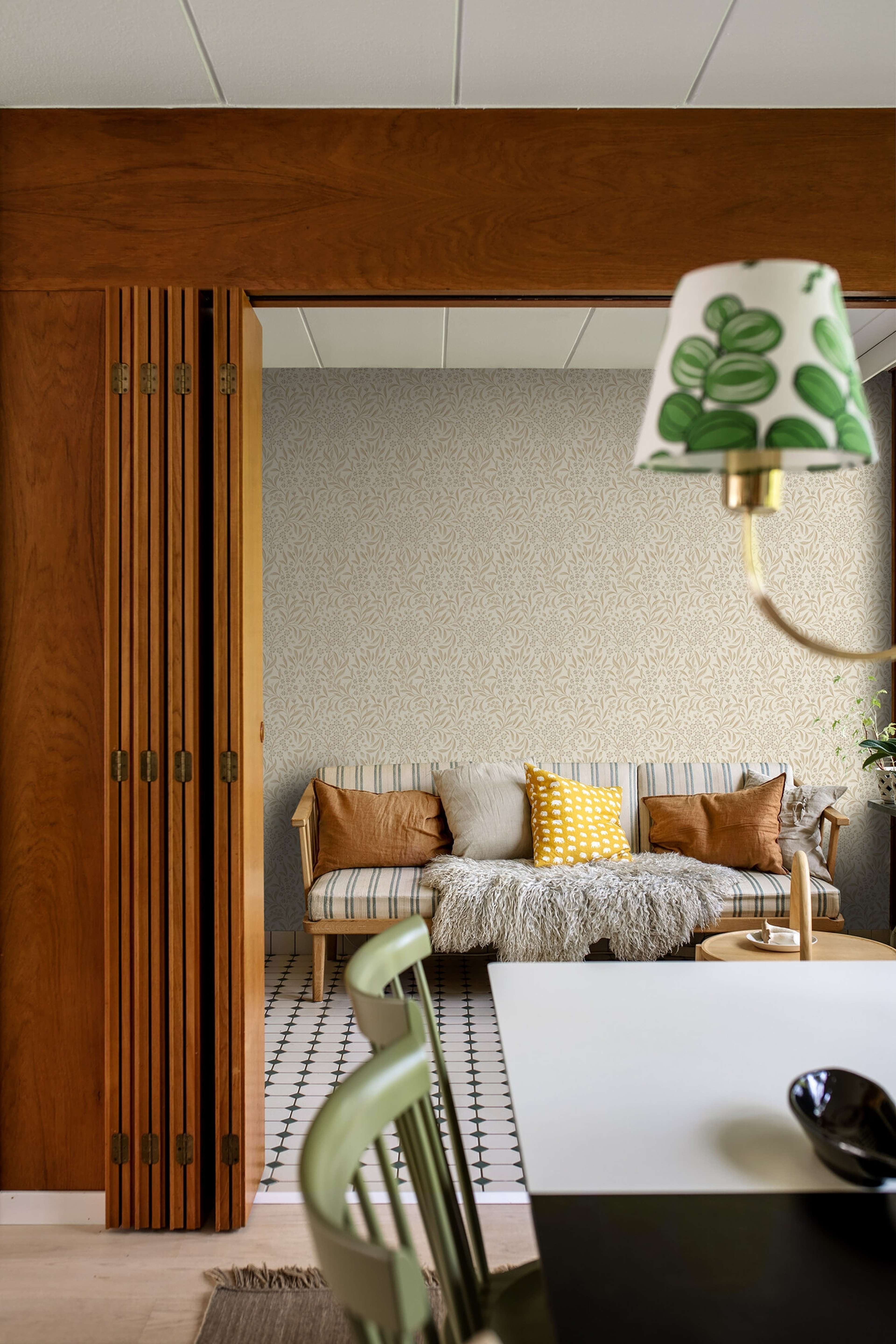 Kryddhyllan tapet med botaniskt, blommigt mönster i beige. Från kollektionen Alla Tiders Hus. Nonwoven-material med rak passning. Passar i vardagsrum, matsal och kök.​​​​‌﻿‍﻿​‍​‍‌‍﻿﻿‌﻿​‍‌‍‍‌‌‍‌﻿‌‍‍‌‌‍﻿‍​‍​‍​﻿‍‍​‍​‍‌﻿​﻿‌‍​‌‌‍﻿‍‌‍‍‌‌﻿‌​‌﻿‍‌​‍﻿‍‌‍‍‌‌‍﻿﻿​‍​‍​‍﻿​​‍​‍‌‍‍​‌﻿​‍‌‍‌‌‌‍‌‍​‍​‍​﻿‍‍​‍​‍‌‍‍​‌﻿‌​‌﻿‌​‌﻿​​‌﻿​﻿​﻿‍‍​‍﻿﻿​‍﻿﻿‌﻿‌﻿‌﻿‌﻿‌﻿‌﻿​‍﻿‍‌‍​﻿‌‍﻿﻿‌‍﻿​‌‍﻿﻿‌﻿​‍‌‍​‌‌‍﻿‌‌‍​‌​‍﻿‍‌﻿​﻿‌‍‌‌​‍﻿﻿‌﻿​﻿‌﻿‌​‌﻿‌‌‌‍‌​‌‍‍‌‌‍﻿﻿​‍﻿﻿‌‍‍‌‌‍﻿‍‌﻿‌​‌‍‌‌‌‍﻿‍‌﻿‌​​‍﻿﻿‌‍‌‌‌‍‌​‌‍‍‌‌﻿‌​​‍﻿﻿‌‍﻿‌‌‍﻿﻿‌‍‌​‌‍‌‌​﻿﻿‌‌﻿​​‌﻿​‍‌‍‌‌‌﻿​﻿‌‍‌‌‌‍﻿‍‌﻿‌​‌‍​‌‌﻿‌​‌‍‍‌‌‍﻿﻿‌‍﻿‍​﻿‍﻿‌‍‍‌‌‍‌​​﻿﻿‌‌‍‍‌‌‍﻿‌‌‍​‌‌‍‌﻿‌‍‌‌​‍﻿‌​﻿‌﻿‌‍​﻿​﻿‌​‌‍​‌​﻿‌‌​﻿‌‌​﻿​‍‌‍‌‌‌‍‌​‌‍​‍‌‍‌‌​﻿‍‌​﻿‌‌‌‍‌‌​﻿‌‍​﻿‌‌​﻿​﻿‌‍‌‌​﻿‌﻿​﻿‌​‌‍​﻿​﻿‍​‌‍​‍​﻿​‍‌‍‌​​﻿​﻿‌‍‌‍​﻿‍‌​﻿‌‌​﻿​‍​﻿​‍‌‍​‌​﻿‍‌​﻿‍​​﻿​‍‌‍‌‌‌‍​﻿​﻿‍​​﻿​﻿​﻿​‍​‍﻿‌​﻿​‌​﻿​﻿​﻿​﻿​﻿​﻿‌﻿‍​​﻿​‍​﻿​​​﻿​​​﻿​​​‍﻿‌‌‍‍‍‌﻿​​‌‍‌﻿​﻿‍﻿‌﻿‌​‌﻿‍‌‌﻿​​‌‍‌‌​﻿﻿‌‌﻿​﻿‌‍​‌‌‍﻿‍‌‍‍‌‌﻿‌​‌﻿‍‌​‍﻿‍‌‍‍‌‌‍﻿‌‌‍​‌‌‍‌﻿‌‍‌‌‌​​‌‌﻿​﻿‌﻿​﻿‌‍‌‌‌﻿‌​​﻿‍﻿‌﻿​​‌‍​‌‌﻿‌​‌‍‍​​﻿﻿‌‌‍​‌‌‍﻿​‌﻿‌​‌‌‌​‌‍‌‌‌﻿‍​‌﻿‌​​﻿﻿﻿‌‍​‍‌‍​‌‌﻿​﻿‌‍‌‌‌‌‌‌‌﻿​‍‌‍﻿​​﻿﻿‌‌‍‍​‌﻿‌​‌﻿‌​‌﻿​​‌﻿​﻿​‍‌‌​﻿​﻿‌​​‌​‍‌‌​﻿​‍‌​‌‍​‍‌‌​﻿​‍‌​‌‍‌﻿‌﻿‌﻿‌﻿‌﻿‌﻿​‍﻿‍‌‍​﻿‌‍﻿﻿‌‍﻿​‌‍﻿﻿‌﻿​‍‌‍​‌‌‍﻿‌‌‍​‌​‍﻿‍‌﻿​﻿‌‍‌‌​‍‌‌​﻿​‍‌​‌‍‌﻿​﻿‌﻿‌​‌﻿‌‌‌‍‌​‌‍‍‌‌‍﻿﻿​‍‌‍‌‍‍‌‌‍‌​​﻿﻿‌‌‍‍‌‌‍﻿‌‌‍​‌‌‍‌﻿‌‍‌‌​‍﻿‌​﻿‌﻿‌‍​﻿​﻿‌​‌‍​‌​﻿‌‌​﻿‌‌​﻿​‍‌‍‌‌‌‍‌​‌‍​‍‌‍‌‌​﻿‍‌​﻿‌‌‌‍‌‌​﻿‌‍​﻿‌‌​﻿​﻿‌‍‌‌​﻿‌﻿​﻿‌​‌‍​﻿​﻿‍​‌‍​‍​﻿​‍‌‍‌​​﻿​﻿‌‍‌‍​﻿‍‌​﻿‌‌​﻿​‍​﻿​‍‌‍​‌​﻿‍‌​﻿‍​​﻿​‍‌‍‌‌‌‍​﻿​﻿‍​​﻿​﻿​﻿​‍​‍﻿‌​﻿​‌​﻿​﻿​﻿​﻿​﻿​﻿‌﻿‍​​﻿​‍​﻿​​​﻿​​​﻿​​​‍﻿‌‌‍‍‍‌﻿​​‌‍‌﻿​‍‌‍‌﻿‌​‌﻿‍‌‌﻿​​‌‍‌‌​﻿﻿‌‌﻿​﻿‌‍​‌‌‍﻿‍‌‍‍‌‌﻿‌​‌﻿‍‌​‍﻿‍‌‍‍‌‌‍﻿‌‌‍​‌‌‍‌﻿‌‍‌‌‌​​‌‌﻿​﻿‌﻿​﻿‌‍‌‌‌﻿‌​​‍‌‍‌﻿​​‌‍​‌‌﻿‌​‌‍‍​​﻿﻿‌‌‍​‌‌‍﻿​‌﻿‌​‌‌‌​‌‍‌‌‌﻿‍​‌﻿‌​​‍‌‍‌﻿​​‌‍‌‌‌﻿​‍‌﻿​﻿‌﻿​​‌‍‌‌‌‍​﻿‌﻿‌​‌‍‍‌‌﻿‌‍‌‍‌‌​﻿﻿‌‌﻿​​‌﻿‌‌‌‍​‍‌‍﻿​‌‍‍‌‌﻿​﻿‌‍‍​‌‍‌‌‌‍‌​​‍​‍‌﻿﻿‌