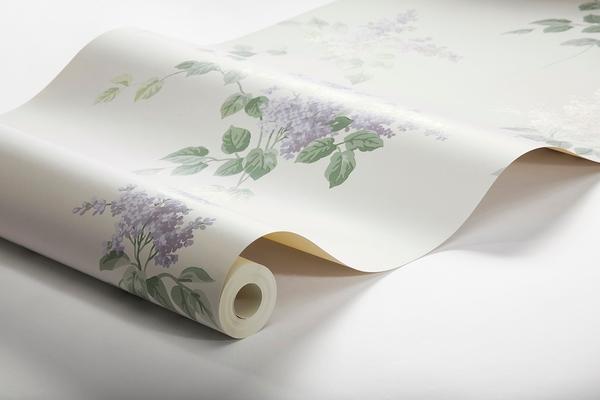 Lilacs tapet från Boråstapeter med blommigt mönster i beige. Från kollektionen Falsterbo III. Nonwoven-material med förskjuten passning. Country-stil.
