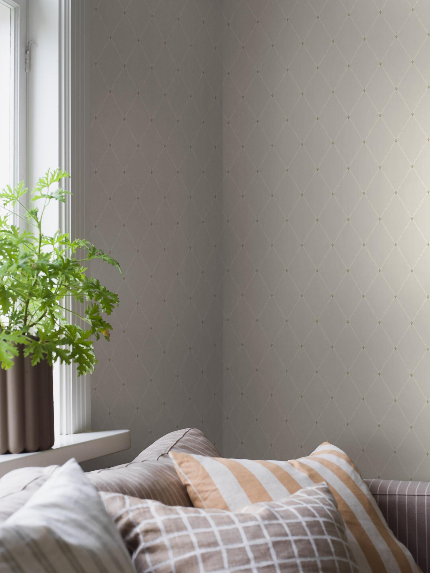 Fredrik tapet med trellis mönster i vit och beige. Från kollektionen timeless traditions. Nonwoven-material med rak passning.