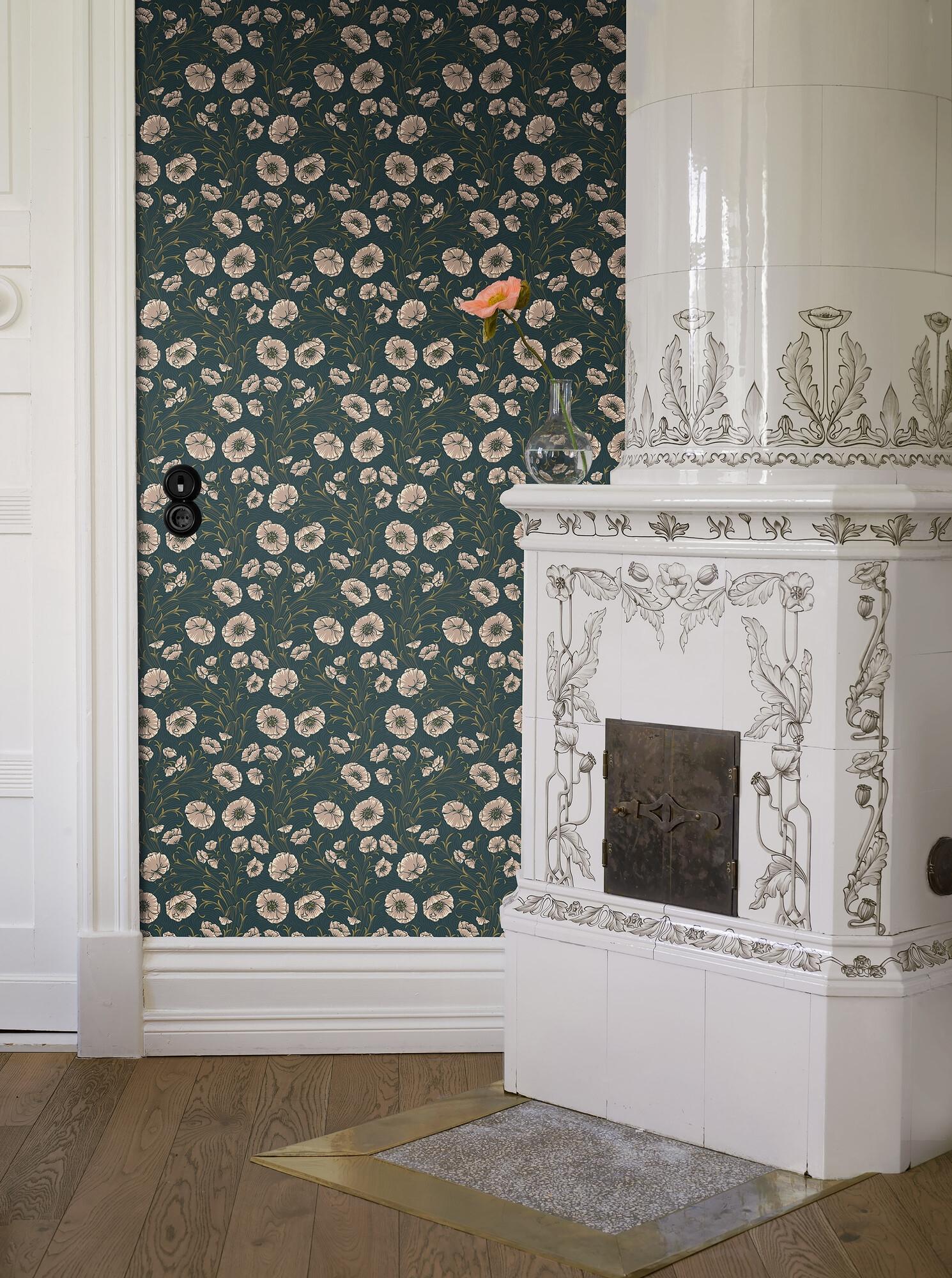 Poppy Flow blommor på brun botten tapet med blommigt mönster i svart. Från kollektionen Treasured. Nonwoven-material med rak passning. Passar i kök, hall och arbetsrum.