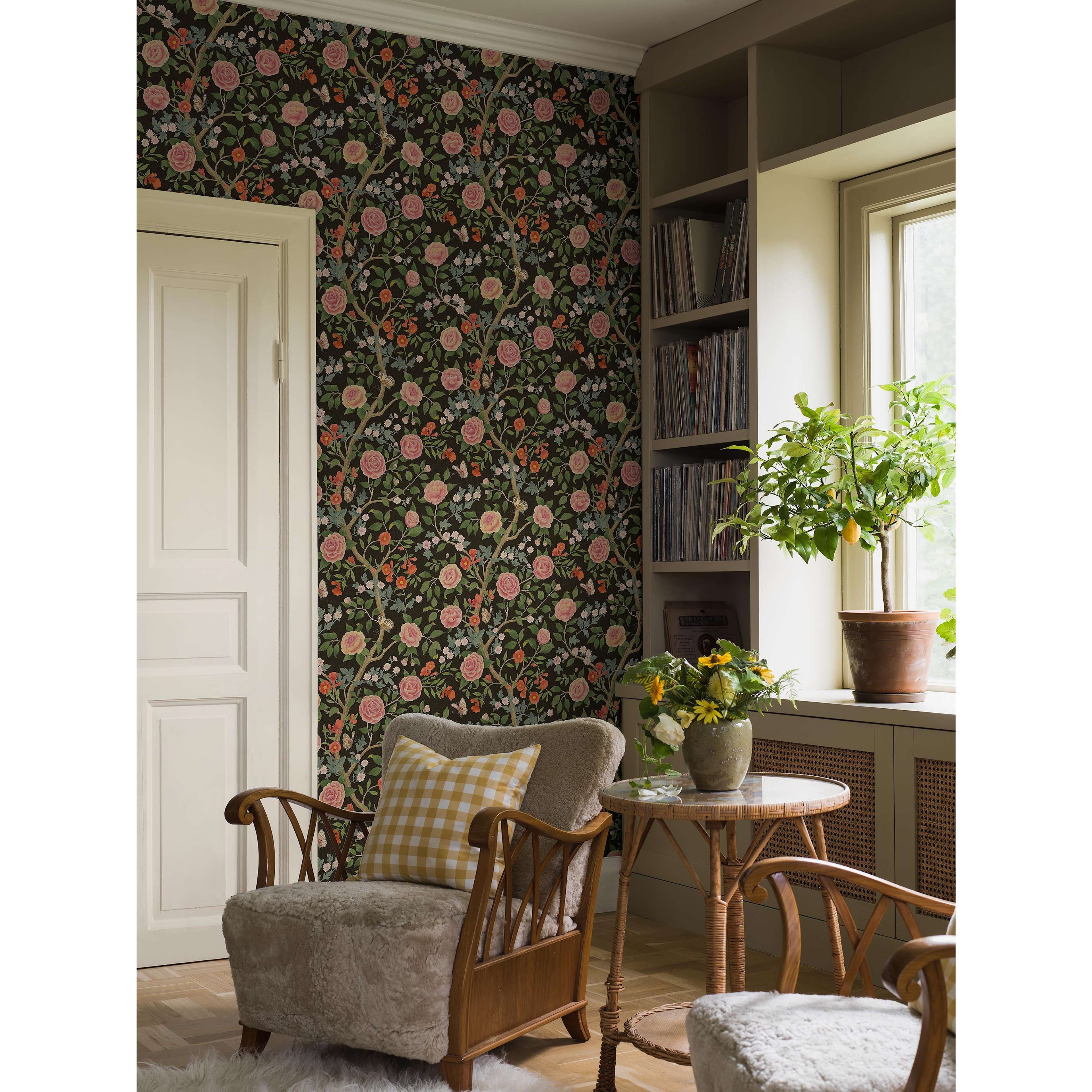 Kamelia Svart, tapet tapet med botaniskt, blommigt mönster i svart. Från kollektionen Orangeri. Nonwoven-material med förskjuten passning. Passar i vardagsrum.​​​​‌﻿‍﻿​‍​‍‌‍﻿﻿‌﻿​‍‌‍‍‌‌‍‌﻿‌‍‍‌‌‍﻿‍​‍​‍​﻿‍‍​‍​‍‌﻿​﻿‌‍​‌‌‍﻿‍‌‍‍‌‌﻿‌​‌﻿‍‌​‍﻿‍‌‍‍‌‌‍﻿﻿​‍​‍​‍﻿​​‍​‍‌‍‍​‌﻿​‍‌‍‌‌‌‍‌‍​‍​‍​﻿‍‍​‍​‍‌‍‍​‌﻿‌​‌﻿‌​‌﻿​​‌﻿​﻿​﻿‍‍​‍﻿﻿​‍﻿﻿‌﻿‌﻿‌﻿‌﻿‌﻿‌﻿​‍﻿‍‌‍​﻿‌‍﻿﻿‌‍﻿​‌‍﻿﻿‌﻿​‍‌‍​‌‌‍﻿‌‌‍​‌​‍﻿‍‌﻿​﻿‌‍‌‌​‍﻿﻿‌﻿​﻿‌﻿‌​‌﻿‌‌‌‍‌​‌‍‍‌‌‍﻿﻿​‍﻿﻿‌‍‍‌‌‍﻿‍‌﻿‌​‌‍‌‌‌‍﻿‍‌﻿‌​​‍﻿﻿‌‍‌‌‌‍‌​‌‍‍‌‌﻿‌​​‍﻿﻿‌‍﻿‌‌‍﻿﻿‌‍‌​‌‍‌‌​﻿﻿‌‌﻿​​‌﻿​‍‌‍‌‌‌﻿​﻿‌‍‌‌‌‍﻿‍‌﻿‌​‌‍​‌‌﻿‌​‌‍‍‌‌‍﻿﻿‌‍﻿‍​﻿‍﻿‌‍‍‌‌‍‌​​﻿﻿‌‌‍‍‌‌‍﻿‌‌‍​‌‌‍‌﻿‌‍‌‌​‍﻿‌​﻿‌﻿‌‍​﻿‌‍​﻿​﻿‍‌​﻿‍‌‌‍​‍‌‍‌​​﻿‌‌‌‍‌‌‌‍‌‍​﻿‌‍​﻿​‌​﻿​﻿‌‍​‍​﻿‌‌‌‍‌‍​﻿​﻿​﻿‌﻿​﻿​‌​﻿​​​﻿‌‍​﻿‌​​﻿‌‌​﻿‌‌​﻿‌﻿​﻿​﻿​﻿‌​​﻿‌‍​﻿‍‌​﻿‌‍‌‍​‌‌‍‌​‌‍‌‌​﻿‌​​﻿​‍‌‍‌‍‌‍‌‍‌‍‌​​﻿​‍​﻿‍​​‍﻿‌​﻿​﻿​﻿​‍​﻿​​​﻿​​‌﻿‍​​﻿​﻿​﻿​‍​﻿​​​﻿​​​‍﻿‌‌‍‍‍‌﻿​​‌‍‌﻿​﻿‍﻿‌﻿‌​‌﻿‍‌‌﻿​​‌‍‌‌​﻿﻿‌‌﻿​﻿‌‍​‌‌‍﻿‍‌‍‍‌‌﻿‌​‌﻿‍‌​‍﻿‍‌‍‍‌‌‍﻿‌‌‍​‌‌‍‌﻿‌‍‌‌‌​​‌‌﻿​﻿‌﻿​﻿‌‍‌‌‌﻿‌​​﻿‍﻿‌﻿​​‌‍​‌‌﻿‌​‌‍‍​​﻿﻿‌‌‍​‌‌‍﻿​‌﻿‌​‌‌‌​‌‍‌‌‌﻿‍​‌﻿‌​​﻿﻿﻿‌‍​‍‌‍​‌‌﻿​﻿‌‍‌‌‌‌‌‌‌﻿​‍‌‍﻿​​﻿﻿‌‌‍‍​‌﻿‌​‌﻿‌​‌﻿​​‌﻿​﻿​‍‌‌​﻿​﻿‌​​‌​‍‌‌​﻿​‍‌​‌‍​‍‌‌​﻿​‍‌​‌‍‌﻿‌﻿‌﻿‌﻿‌﻿‌﻿​‍﻿‍‌‍​﻿‌‍﻿﻿‌‍﻿​‌‍﻿﻿‌﻿​‍‌‍​‌‌‍﻿‌‌‍​‌​‍﻿‍‌﻿​﻿‌‍‌‌​‍‌‌​﻿​‍‌​‌‍‌﻿​﻿‌﻿‌​‌﻿‌‌‌‍‌​‌‍‍‌‌‍﻿﻿​‍‌‍‌‍‍‌‌‍‌​​﻿﻿‌‌‍‍‌‌‍﻿‌‌‍​‌‌‍‌﻿‌‍‌‌​‍﻿‌​﻿‌﻿‌‍​﻿‌‍​﻿​﻿‍‌​﻿‍‌‌‍​‍‌‍‌​​﻿‌‌‌‍‌‌‌‍‌‍​﻿‌‍​﻿​‌​﻿​﻿‌‍​‍​﻿‌‌‌‍‌‍​﻿​﻿​﻿‌﻿​﻿​‌​﻿​​​﻿‌‍​﻿‌​​﻿‌‌​﻿‌‌​﻿‌﻿​﻿​﻿​﻿‌​​﻿‌‍​﻿‍‌​﻿‌‍‌‍​‌‌‍‌​‌‍‌‌​﻿‌​​﻿​‍‌‍‌‍‌‍‌‍‌‍‌​​﻿​‍​﻿‍​​‍﻿‌​﻿​﻿​﻿​‍​﻿​​​﻿​​‌﻿‍​​﻿​﻿​﻿​‍​﻿​​​﻿​​​‍﻿‌‌‍‍‍‌﻿​​‌‍‌﻿​‍‌‍‌﻿‌​‌﻿‍‌‌﻿​​‌‍‌‌​﻿﻿‌‌﻿​﻿‌‍​‌‌‍﻿‍‌‍‍‌‌﻿‌​‌﻿‍‌​‍﻿‍‌‍‍‌‌‍﻿‌‌‍​‌‌‍‌﻿‌‍‌‌‌​​‌‌﻿​﻿‌﻿​﻿‌‍‌‌‌﻿‌​​‍‌‍‌﻿​​‌‍​‌‌﻿‌​‌‍‍​​﻿﻿‌‌‍​‌‌‍﻿​‌﻿‌​‌‌‌​‌‍‌‌‌﻿‍​‌﻿‌​​‍‌‍‌﻿​​‌‍‌‌‌﻿​‍‌﻿​﻿‌﻿​​‌‍‌‌‌‍​﻿‌﻿‌​‌‍‍‌‌﻿‌‍‌‍‌‌​﻿﻿‌‌﻿​​‌﻿‌‌‌‍​‍‌‍﻿​‌‍‍‌‌﻿​﻿‌‍‍​‌‍‌‌‌‍‌​​‍​‍‌﻿﻿‌