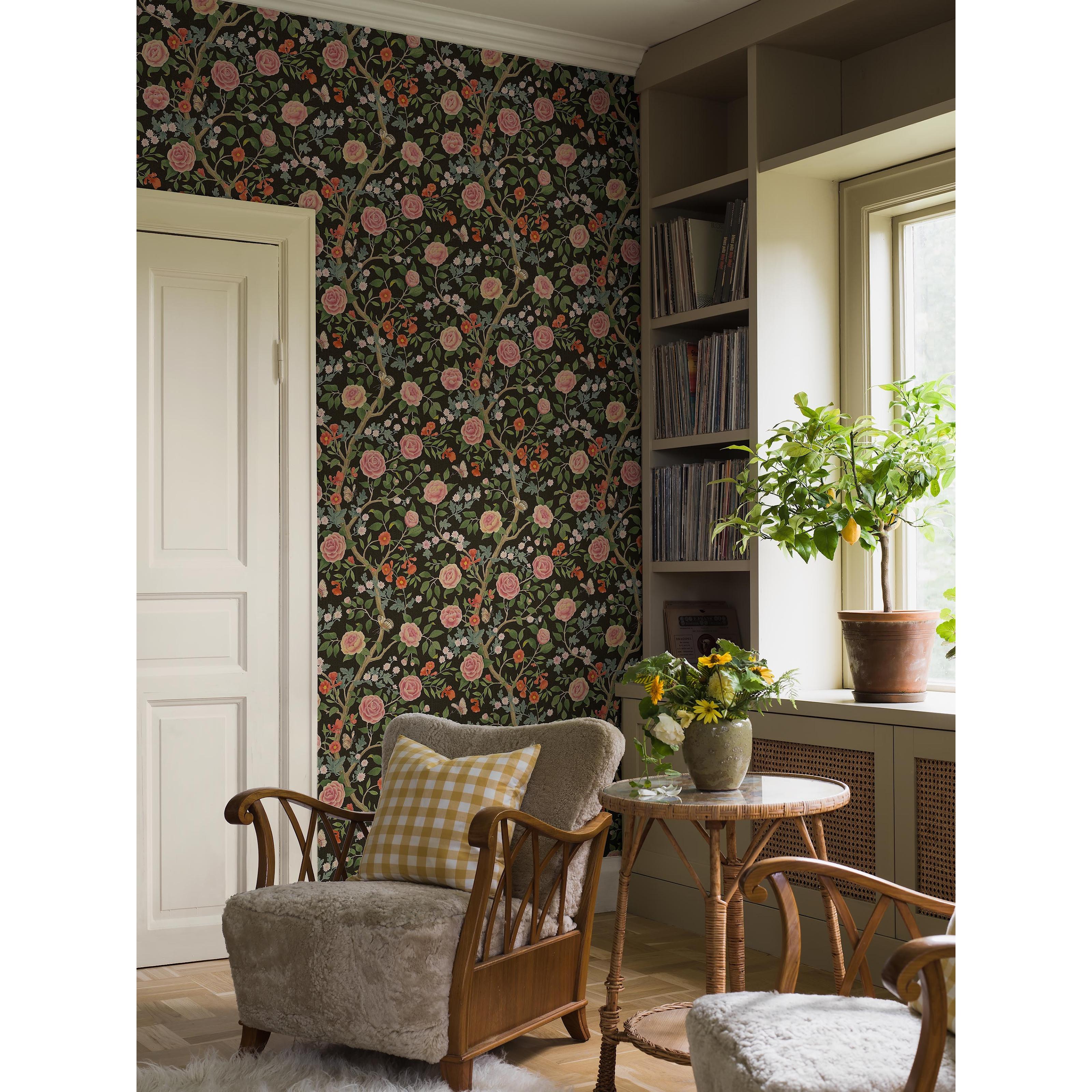 Kamelia Svart, tapet tapet med botaniskt, blommigt mönster i svart. Från kollektionen Orangeri. Nonwoven-material med förskjuten passning. Passar i vardagsrum.