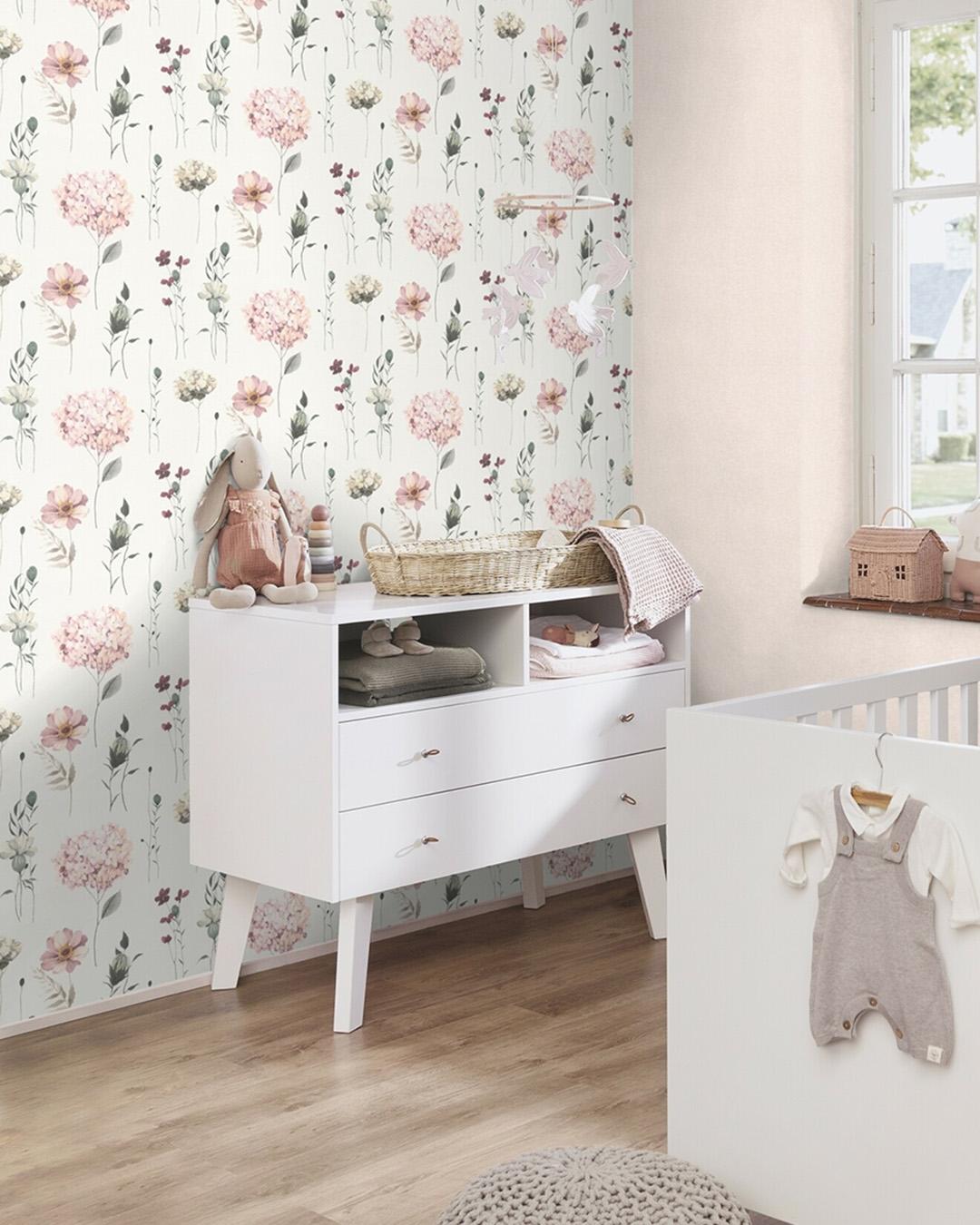 Kids World tapet med blommigt mönster i vit. Från kollektionen Kids World. Nonwoven-material med förskjuten passning. Passar i sovrum, barnrum och arbetsrum.