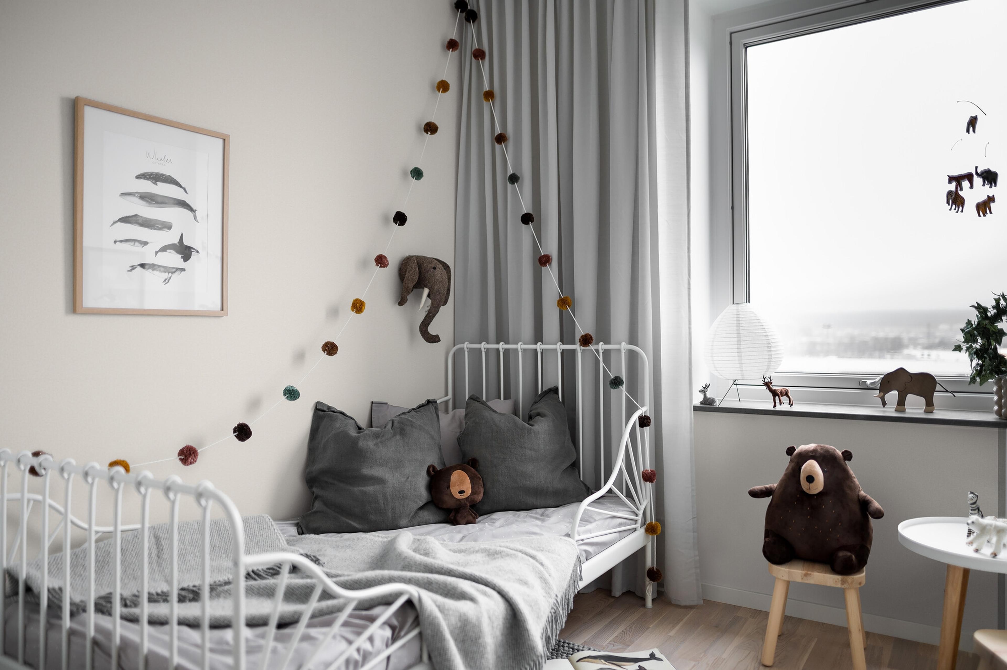 Borosan 21 8628 tapet enfärgad i vit. Från kollektionen Borosan 21. Papper-material.