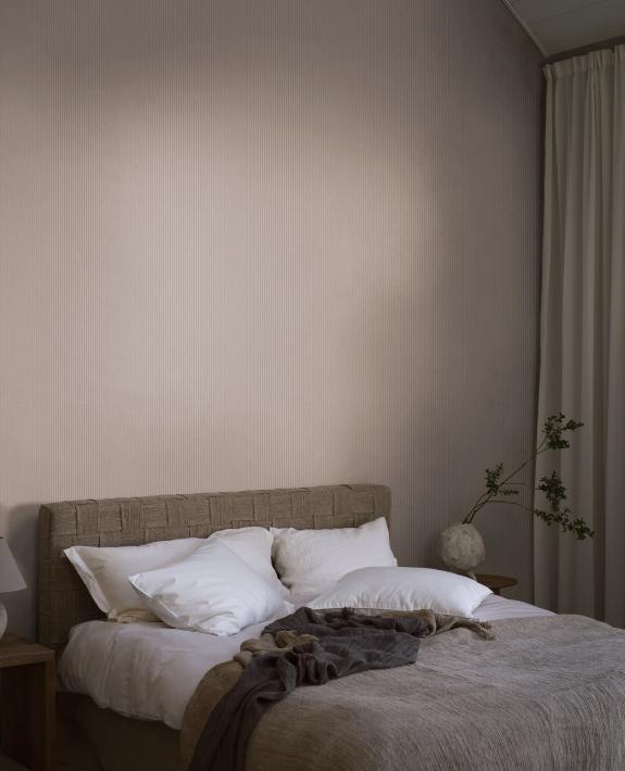 Polka Stripe tapet med randigt mönster i rosa. Från kollektionen Linen. Nonwoven-material.