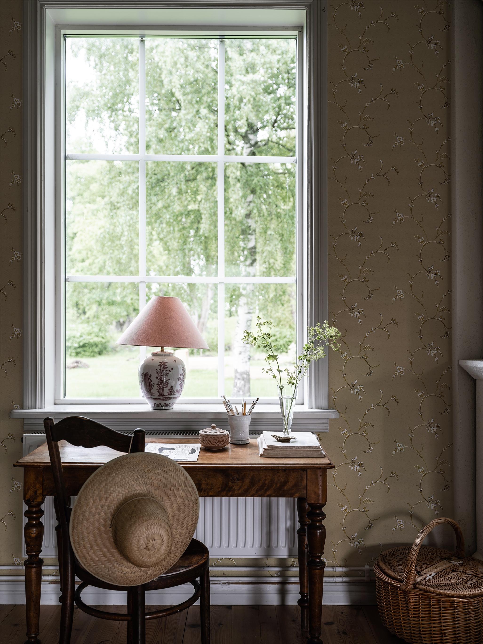 Ekbacken Beige tapet med blommigt mönster i beige. Från kollektionen Gammalsvenska klassiker 1850–1950. Nonwoven-material med rak passning.