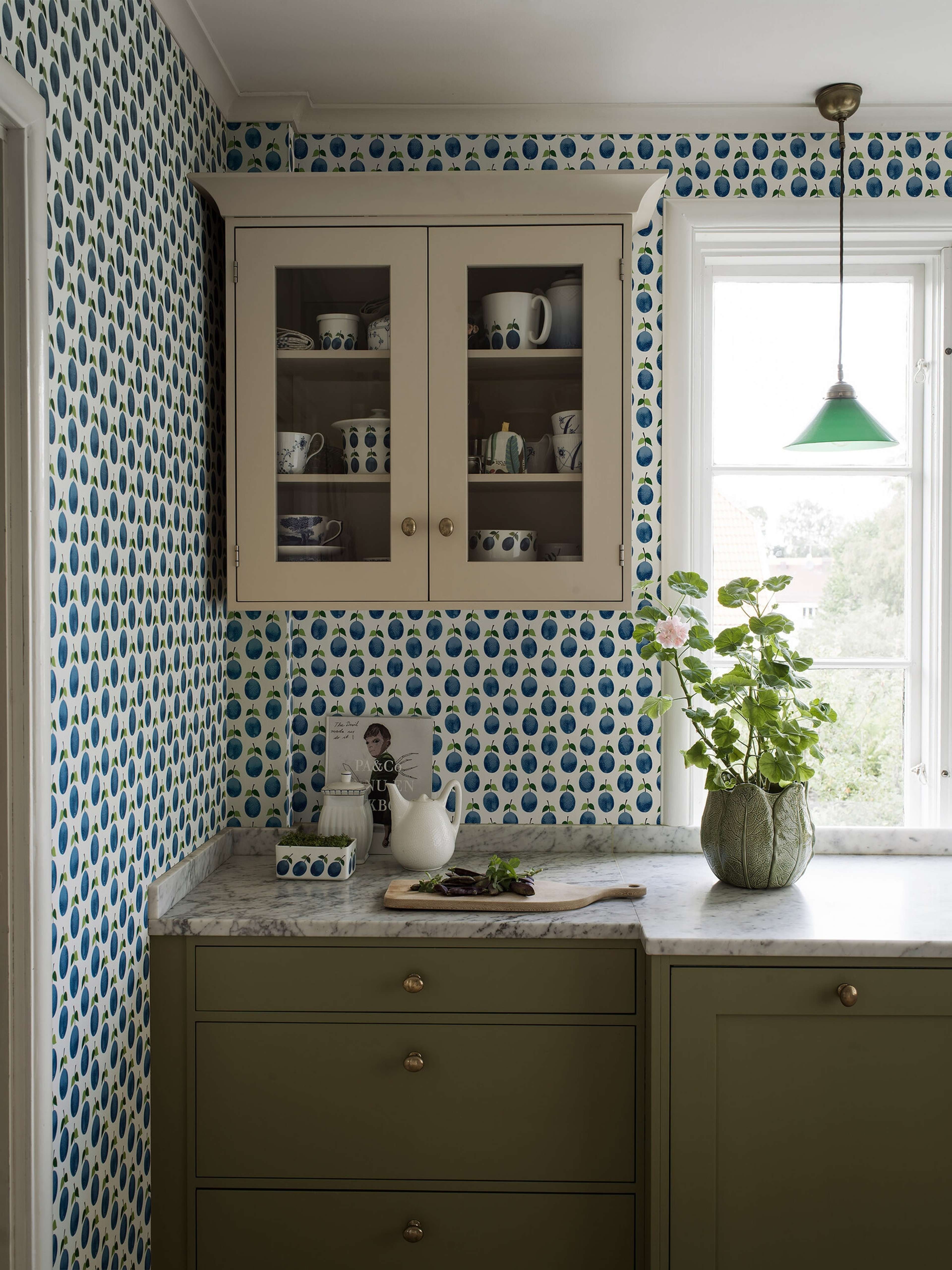 Stig Lindberg Prunus tapet med botaniskt, retro mönster i blå. Från kollektionen Scandinavian Designers III. Nonwoven-material med rak passning.​​​​‌﻿‍﻿​‍​‍‌‍﻿﻿‌﻿​‍‌‍‍‌‌‍‌﻿‌‍‍‌‌‍﻿‍​‍​‍​﻿‍‍​‍​‍‌﻿​﻿‌‍​‌‌‍﻿‍‌‍‍‌‌﻿‌​‌﻿‍‌​‍﻿‍‌‍‍‌‌‍﻿﻿​‍​‍​‍﻿​​‍​‍‌‍‍​‌﻿​‍‌‍‌‌‌‍‌‍​‍​‍​﻿‍‍​‍​‍‌‍‍​‌﻿‌​‌﻿‌​‌﻿​​‌﻿​﻿​﻿‍‍​‍﻿﻿​‍﻿﻿‌﻿‌﻿‌﻿‌﻿‌﻿‌﻿​‍﻿‍‌‍​﻿‌‍﻿﻿‌‍﻿​‌‍﻿﻿‌﻿​‍‌‍​‌‌‍﻿‌‌‍​‌​‍﻿‍‌﻿​﻿‌‍‌‌​‍﻿﻿‌﻿​﻿‌﻿‌​‌﻿‌‌‌‍‌​‌‍‍‌‌‍﻿﻿​‍﻿﻿‌‍‍‌‌‍﻿‍‌﻿‌​‌‍‌‌‌‍﻿‍‌﻿‌​​‍﻿﻿‌‍‌‌‌‍‌​‌‍‍‌‌﻿‌​​‍﻿﻿‌‍﻿‌‌‍﻿﻿‌‍‌​‌‍‌‌​﻿﻿‌‌﻿​​‌﻿​‍‌‍‌‌‌﻿​﻿‌‍‌‌‌‍﻿‍‌﻿‌​‌‍​‌‌﻿‌​‌‍‍‌‌‍﻿﻿‌‍﻿‍​﻿‍﻿‌‍‍‌‌‍‌​​﻿﻿‌‌‍‍‌‌‍﻿‌‌‍​‌‌‍‌﻿‌‍‌‌​‍﻿‌​﻿‌﻿‌‍‌‌​﻿​‌‌‍​﻿‌‍​﻿​﻿​‍​﻿‌​​﻿​​​﻿‍​​﻿‍‌​﻿‌​​﻿​‍​﻿‍‌​﻿​‌​﻿​‌‌‍‌​​﻿‌﻿​﻿​‍​﻿​‌​﻿‌​​﻿‌﻿​﻿‍‌​﻿‌‍‌‍‌​‌‍​‌​﻿‌‌‌‍‌‌‌‍‌​​﻿‌﻿‌‍‌‌‌‍‌‍‌‍‌​​﻿​​‌‍‌‍‌‍‌‍​﻿‌​​﻿​​​﻿‌﻿​﻿‌‌​﻿​​​‍﻿‌​﻿​‌​﻿‌‌​﻿​​​﻿​​‌﻿‍​​﻿​‍​﻿​​​﻿​​​﻿​​​‍﻿‌‌‍‍‍‌﻿​​‌‍‌﻿​﻿‍﻿‌﻿‌​‌﻿‍‌‌﻿​​‌‍‌‌​﻿﻿‌‌﻿​﻿‌‍​‌‌‍﻿‍‌‍‍‌‌﻿‌​‌﻿‍‌​‍﻿‍‌‍‍‌‌‍﻿‌‌‍​‌‌‍‌﻿‌‍‌‌‌​​‌‌﻿​﻿‌﻿​﻿‌‍‌‌‌﻿‌​​﻿‍﻿‌﻿​​‌‍​‌‌﻿‌​‌‍‍​​﻿﻿‌‌‍​‌‌‍﻿​‌﻿‌​‌‌‌​‌‍‌‌‌﻿‍​‌﻿‌​​﻿﻿﻿‌‍​‍‌‍​‌‌﻿​﻿‌‍‌‌‌‌‌‌‌﻿​‍‌‍﻿​​﻿﻿‌‌‍‍​‌﻿‌​‌﻿‌​‌﻿​​‌﻿​﻿​‍‌‌​﻿​﻿‌​​‌​‍‌‌​﻿​‍‌​‌‍​‍‌‌​﻿​‍‌​‌‍‌﻿‌﻿‌﻿‌﻿‌﻿‌﻿​‍﻿‍‌‍​﻿‌‍﻿﻿‌‍﻿​‌‍﻿﻿‌﻿​‍‌‍​‌‌‍﻿‌‌‍​‌​‍﻿‍‌﻿​﻿‌‍‌‌​‍‌‌​﻿​‍‌​‌‍‌﻿​﻿‌﻿‌​‌﻿‌‌‌‍‌​‌‍‍‌‌‍﻿﻿​‍‌‍‌‍‍‌‌‍‌​​﻿﻿‌‌‍‍‌‌‍﻿‌‌‍​‌‌‍‌﻿‌‍‌‌​‍﻿‌​﻿‌﻿‌‍‌‌​﻿​‌‌‍​﻿‌‍​﻿​﻿​‍​﻿‌​​﻿​​​﻿‍​​﻿‍‌​﻿‌​​﻿​‍​﻿‍‌​﻿​‌​﻿​‌‌‍‌​​﻿‌﻿​﻿​‍​﻿​‌​﻿‌​​﻿‌﻿​﻿‍‌​﻿‌‍‌‍‌​‌‍​‌​﻿‌‌‌‍‌‌‌‍‌​​﻿‌﻿‌‍‌‌‌‍‌‍‌‍‌​​﻿​​‌‍‌‍‌‍‌‍​﻿‌​​﻿​​​﻿‌﻿​﻿‌‌​﻿​​​‍﻿‌​﻿​‌​﻿‌‌​﻿​​​﻿​​‌﻿‍​​﻿​‍​﻿​​​﻿​​​﻿​​​‍﻿‌‌‍‍‍‌﻿​​‌‍‌﻿​‍‌‍‌﻿‌​‌﻿‍‌‌﻿​​‌‍‌‌​﻿﻿‌‌﻿​﻿‌‍​‌‌‍﻿‍‌‍‍‌‌﻿‌​‌﻿‍‌​‍﻿‍‌‍‍‌‌‍﻿‌‌‍​‌‌‍‌﻿‌‍‌‌‌​​‌‌﻿​﻿‌﻿​﻿‌‍‌‌‌﻿‌​​‍‌‍‌﻿​​‌‍​‌‌﻿‌​‌‍‍​​﻿﻿‌‌‍​‌‌‍﻿​‌﻿‌​‌‌‌​‌‍‌‌‌﻿‍​‌﻿‌​​‍‌‍‌﻿​​‌‍‌‌‌﻿​‍‌﻿​﻿‌﻿​​‌‍‌‌‌‍​﻿‌﻿‌​‌‍‍‌‌﻿‌‍‌‍‌‌​﻿﻿‌‌﻿​​‌﻿‌‌‌‍​‍‌‍﻿​‌‍‍‌‌﻿​﻿‌‍‍​‌‍‌‌‌‍‌​​‍​‍‌﻿﻿‌